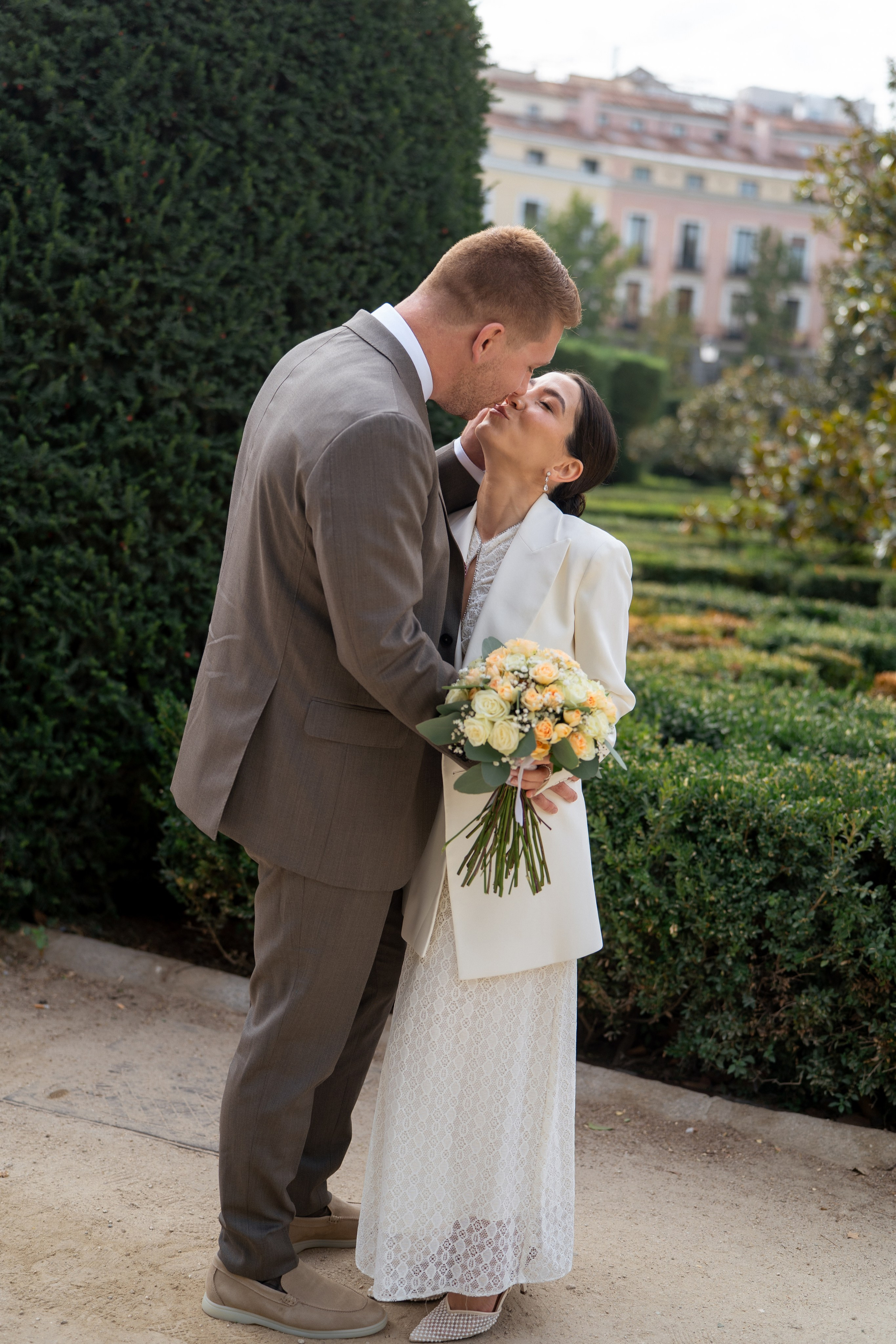 Elopement photoshoot in Madrid city centre. Fotógrafo en Madrid, España. Alyona Belyaninova