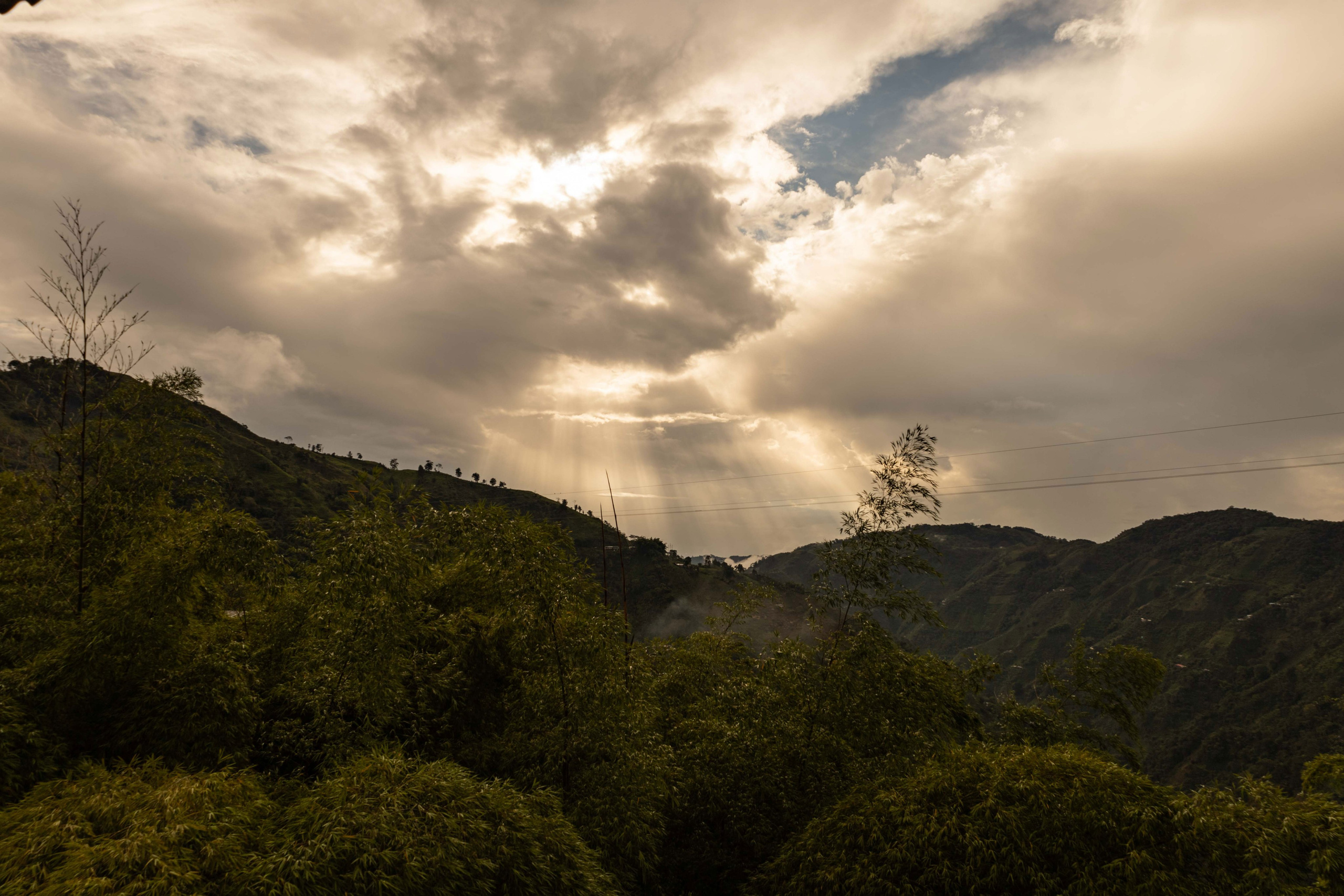 amanecer cálido en un paisaje impresionante 