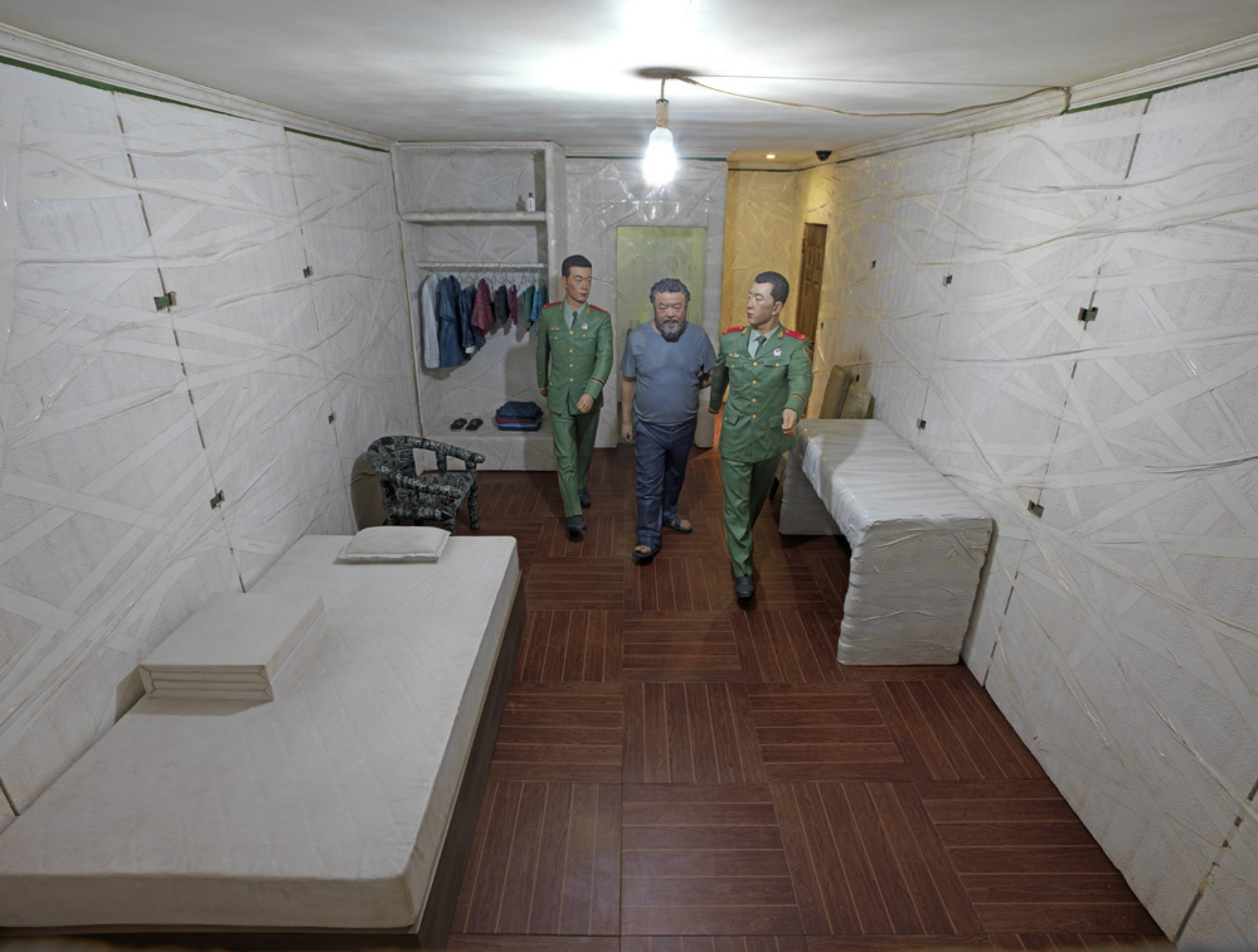 Диорамы инсталляции S.A.C.R.E.D. Ай Вэйвэя: моменты тюремного опыта, охрана, допросы и отсутствие приватности.