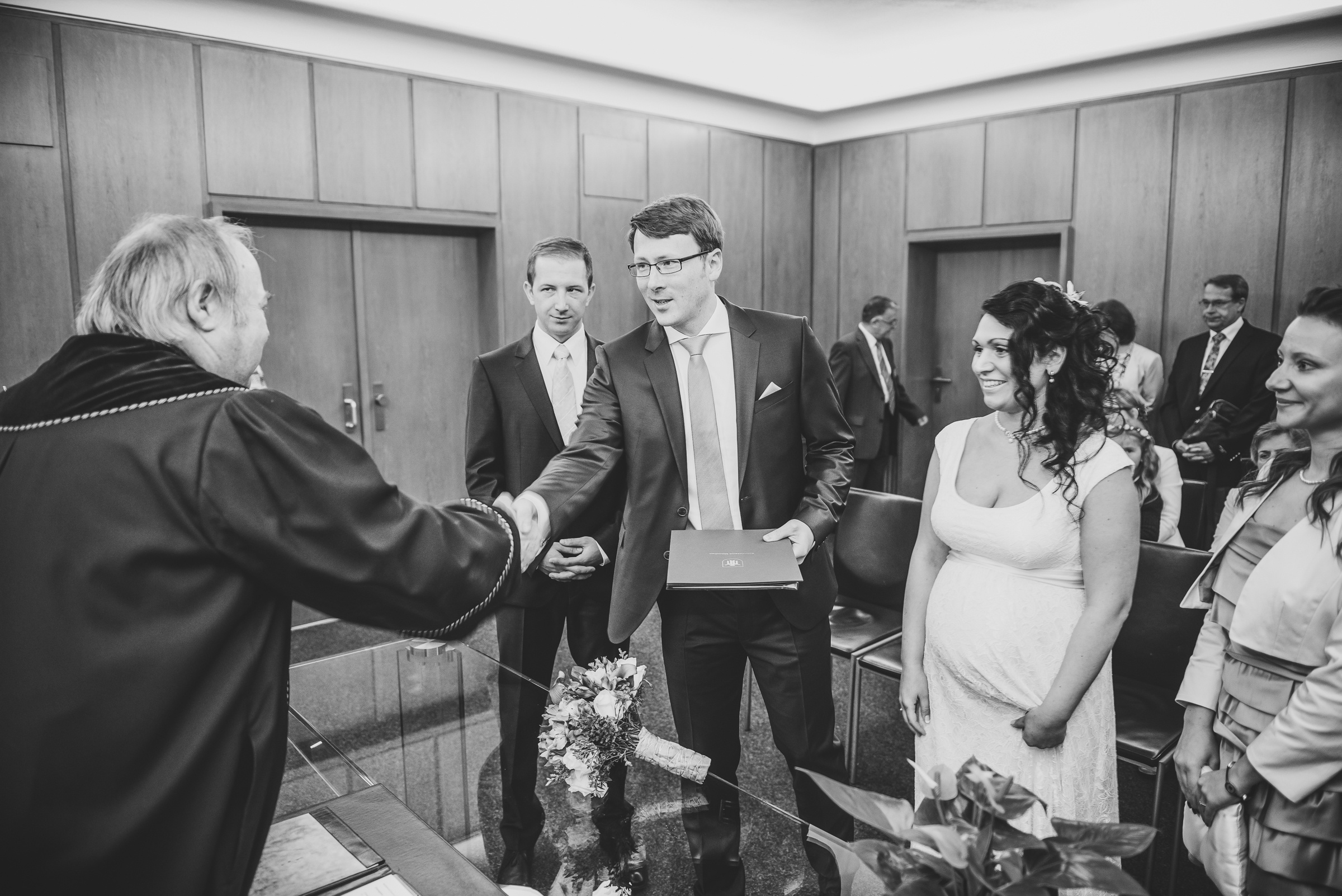 Hochzeit im Standesamt Mandlstraße und Restaurant am Chinesischen Turm. Hochzeitsfotograf München - Olga Boyko Hochzeitsreportage