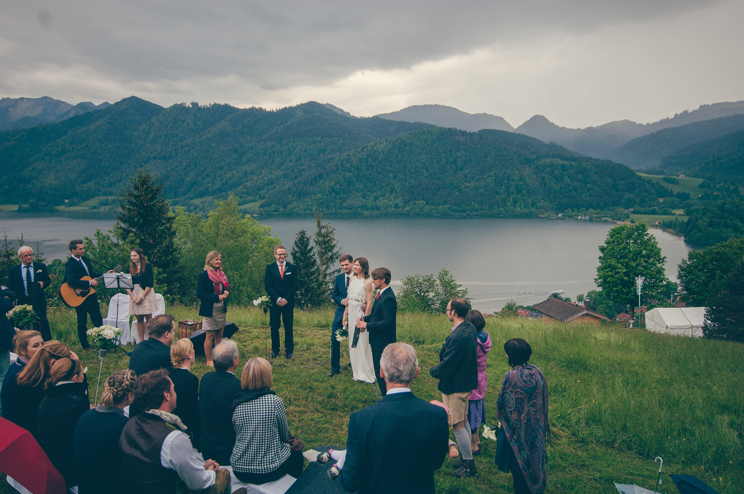Wunderschöne Hochzeit mit freier Trauung am Schliersee. Hochzeitsfotograf München - Olga Boyko Hochzeitsreportage