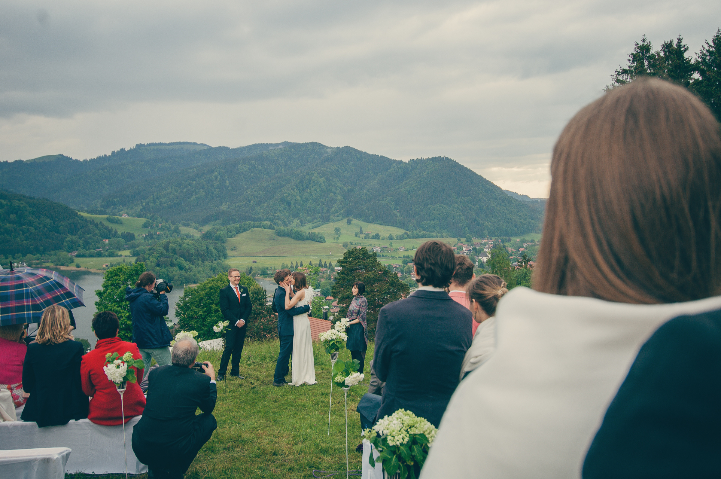 Wunderschöne Hochzeit mit freier Trauung am Schliersee. Hochzeitsfotograf München - Olga Boyko Hochzeitsreportage