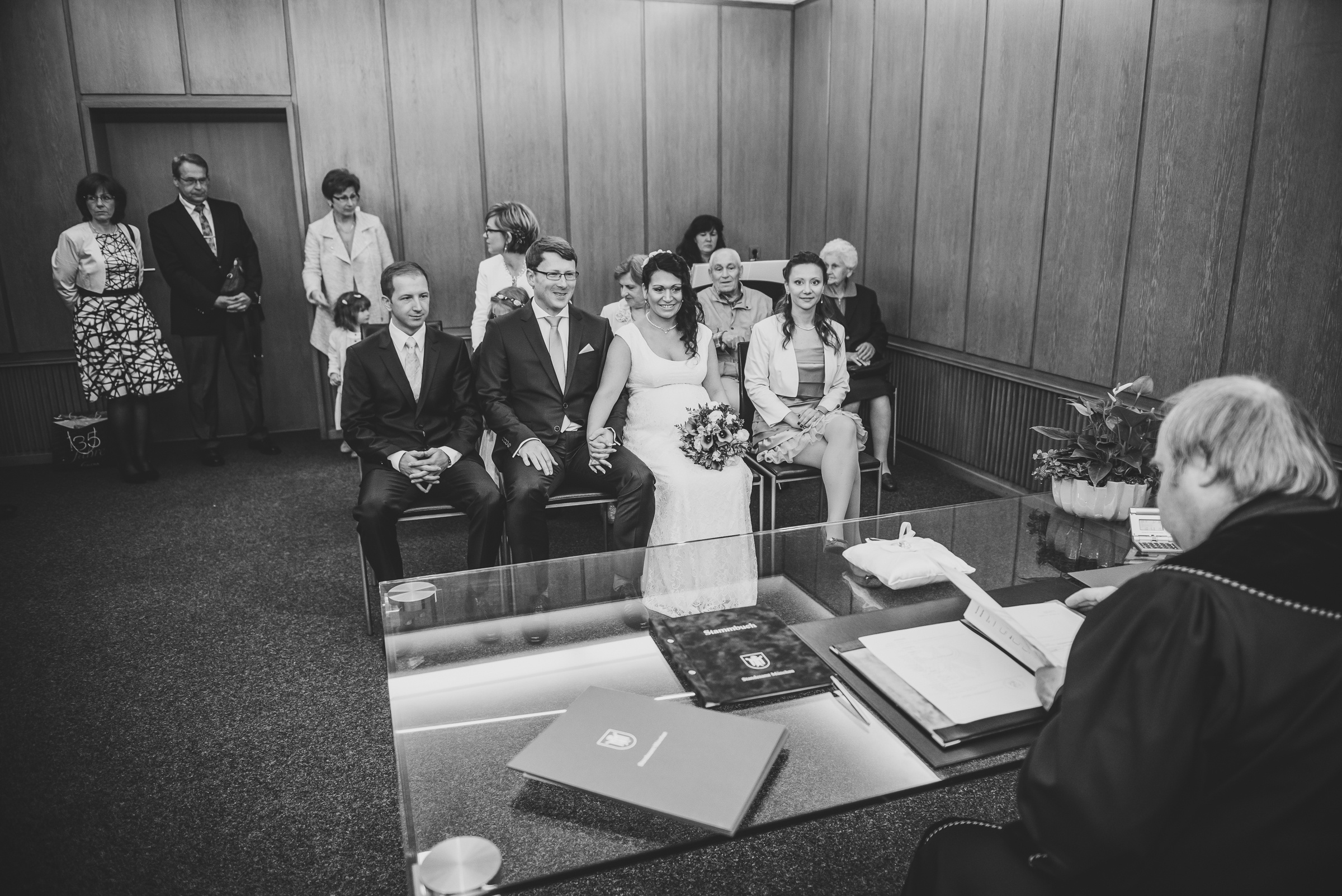 Hochzeit im Standesamt Mandlstraße und Restaurant am Chinesischen Turm. Hochzeitsfotograf München - Olga Boyko Hochzeitsreportage