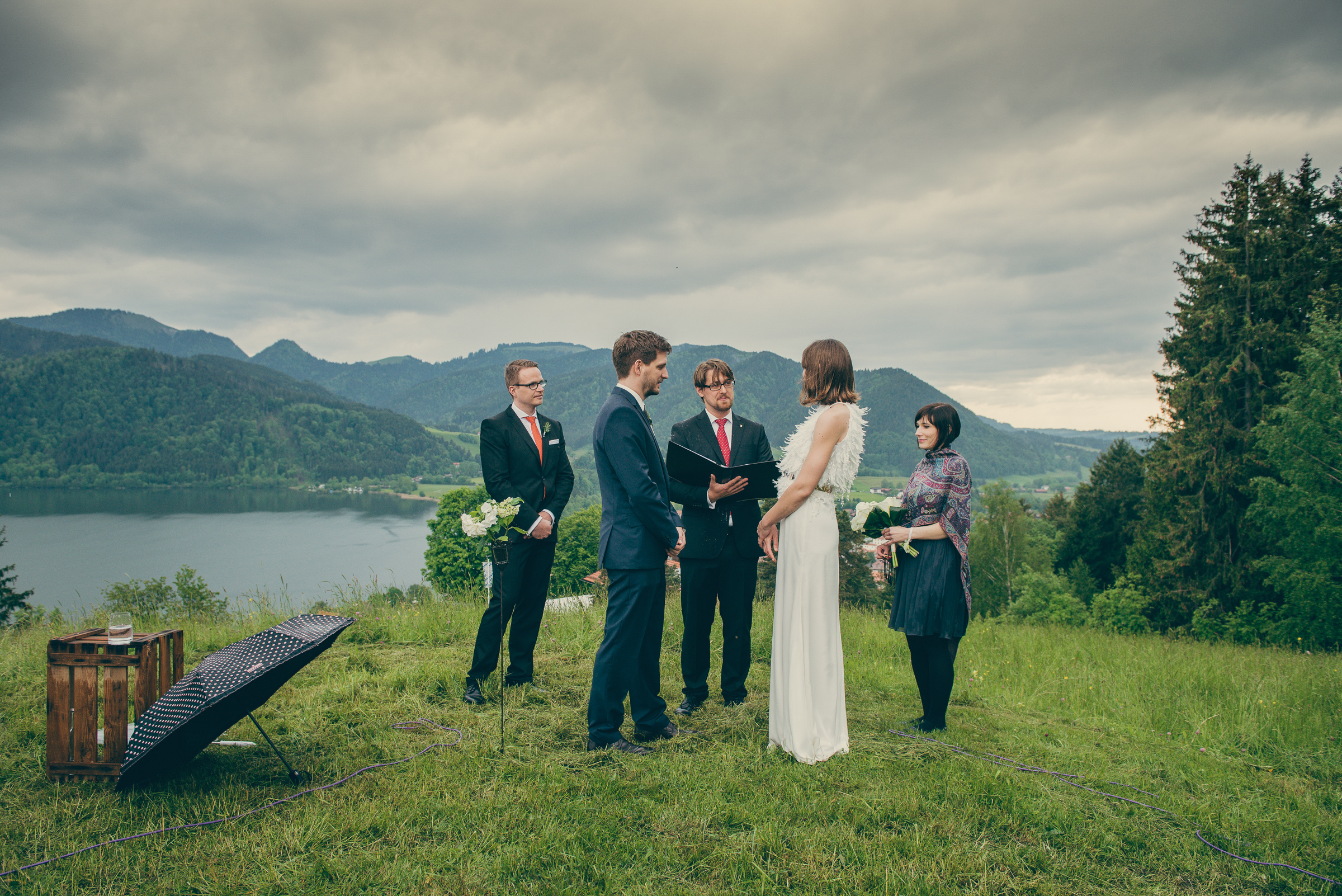 Wunderschöne Hochzeit mit freier Trauung am Schliersee. Hochzeitsfotograf München - Olga Boyko Hochzeitsreportage