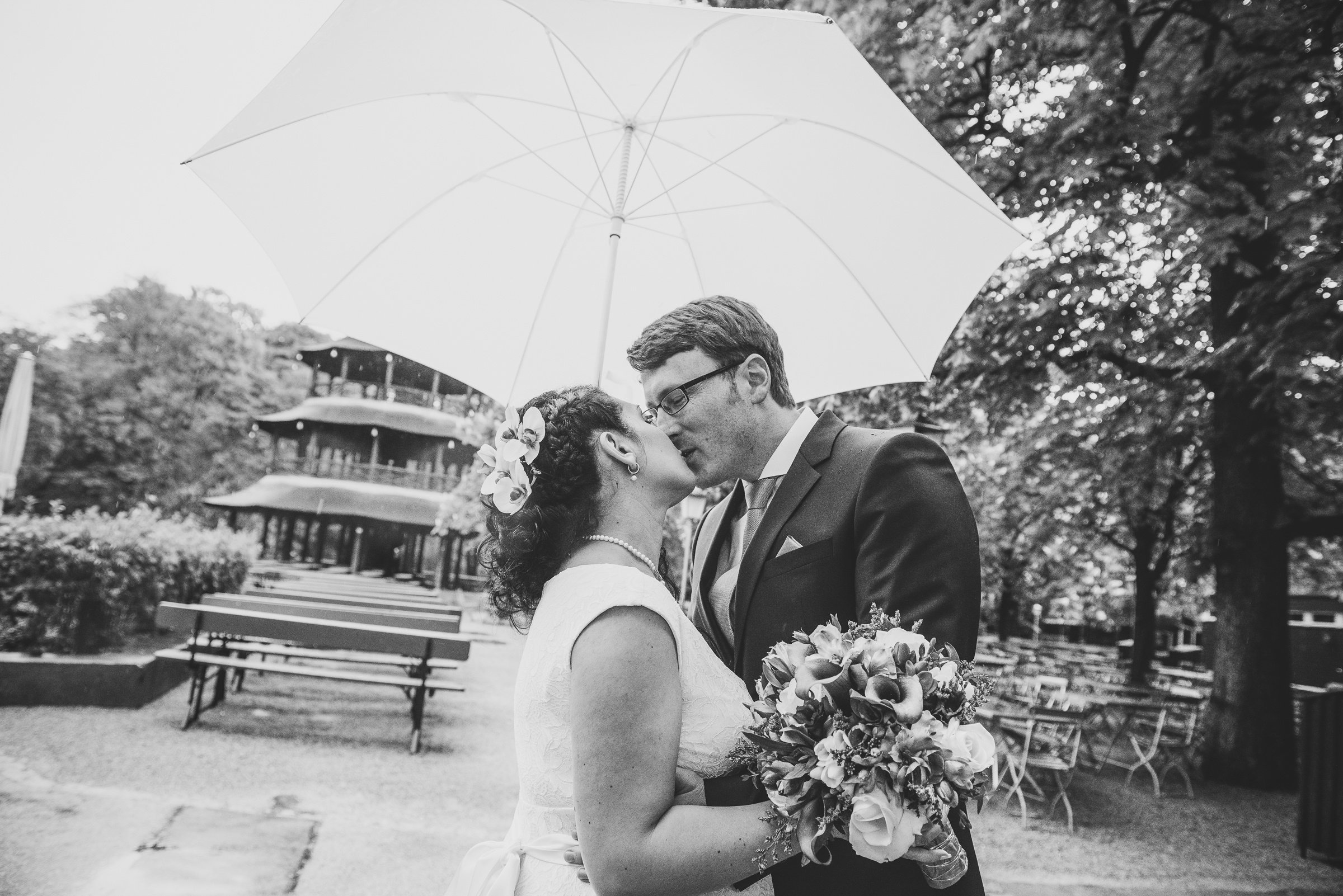 Hochzeit im Standesamt Mandlstraße und Restaurant am Chinesischen Turm. Hochzeitsfotograf München - Olga Boyko Hochzeitsreportage