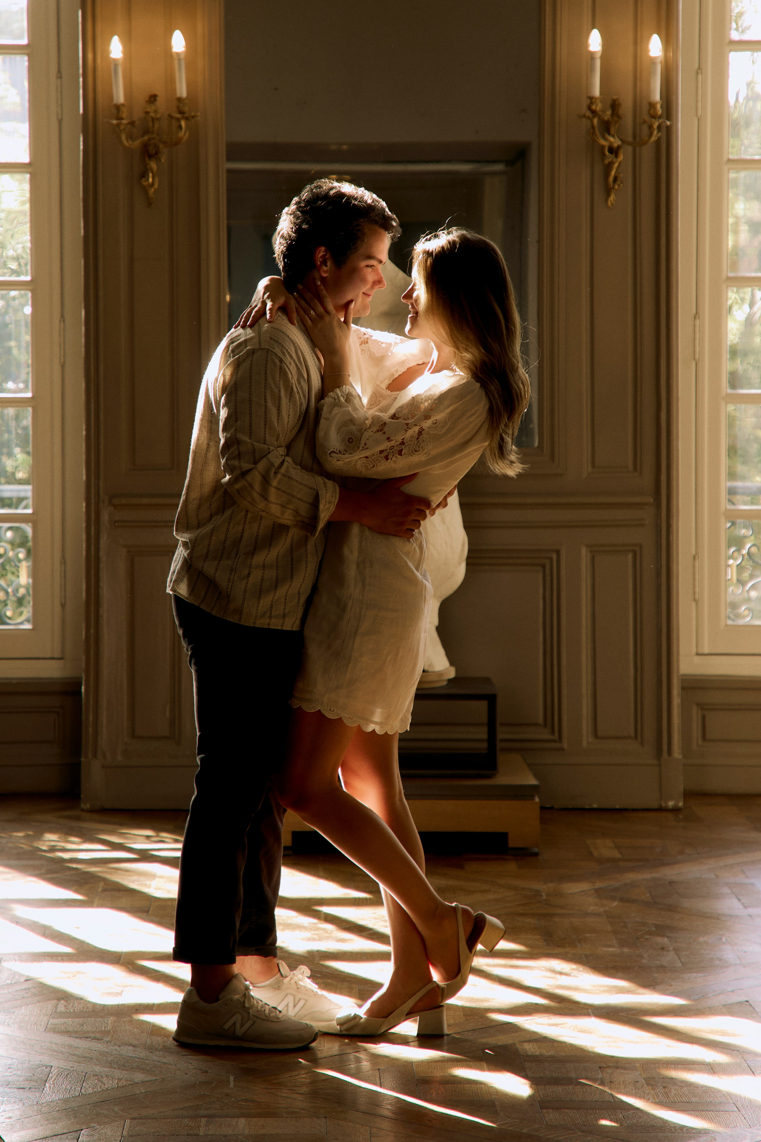 Hannah & Drew museum engagement. Photographer in Paris
