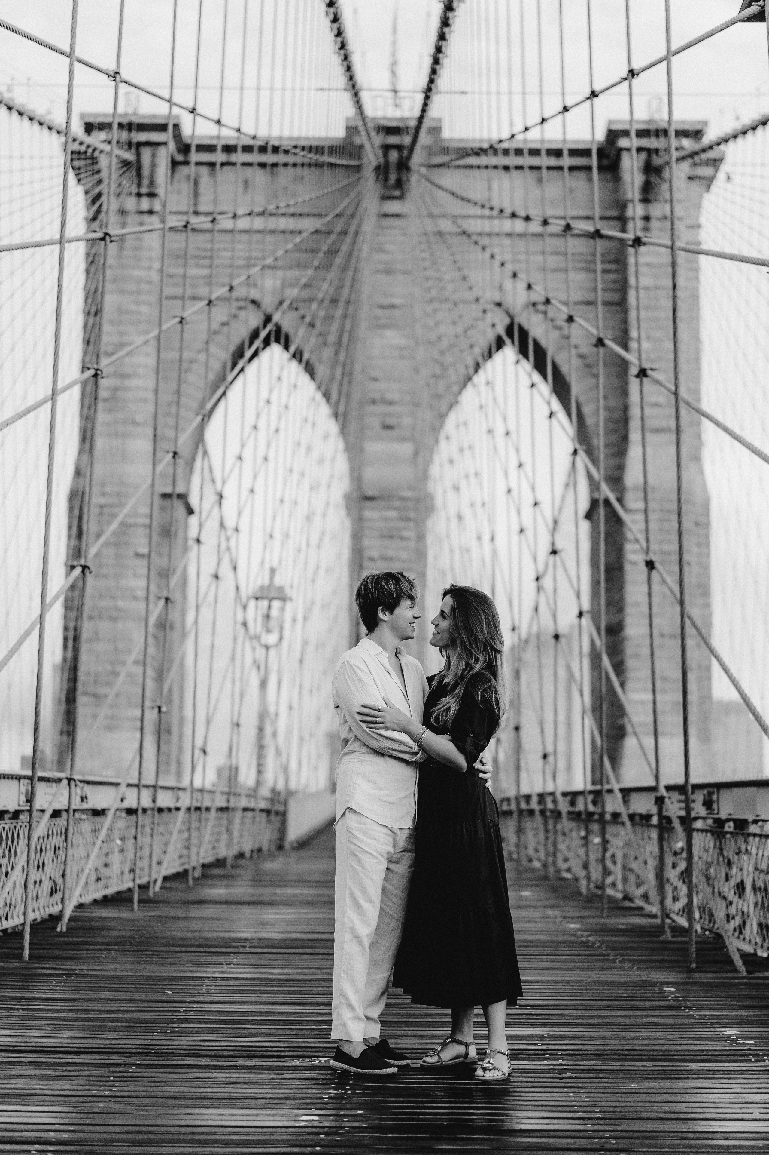 Couple in Dumbo and on the Brooklyn Bridge. Videographer and photographer in New York // MAKAROV.VIDEO