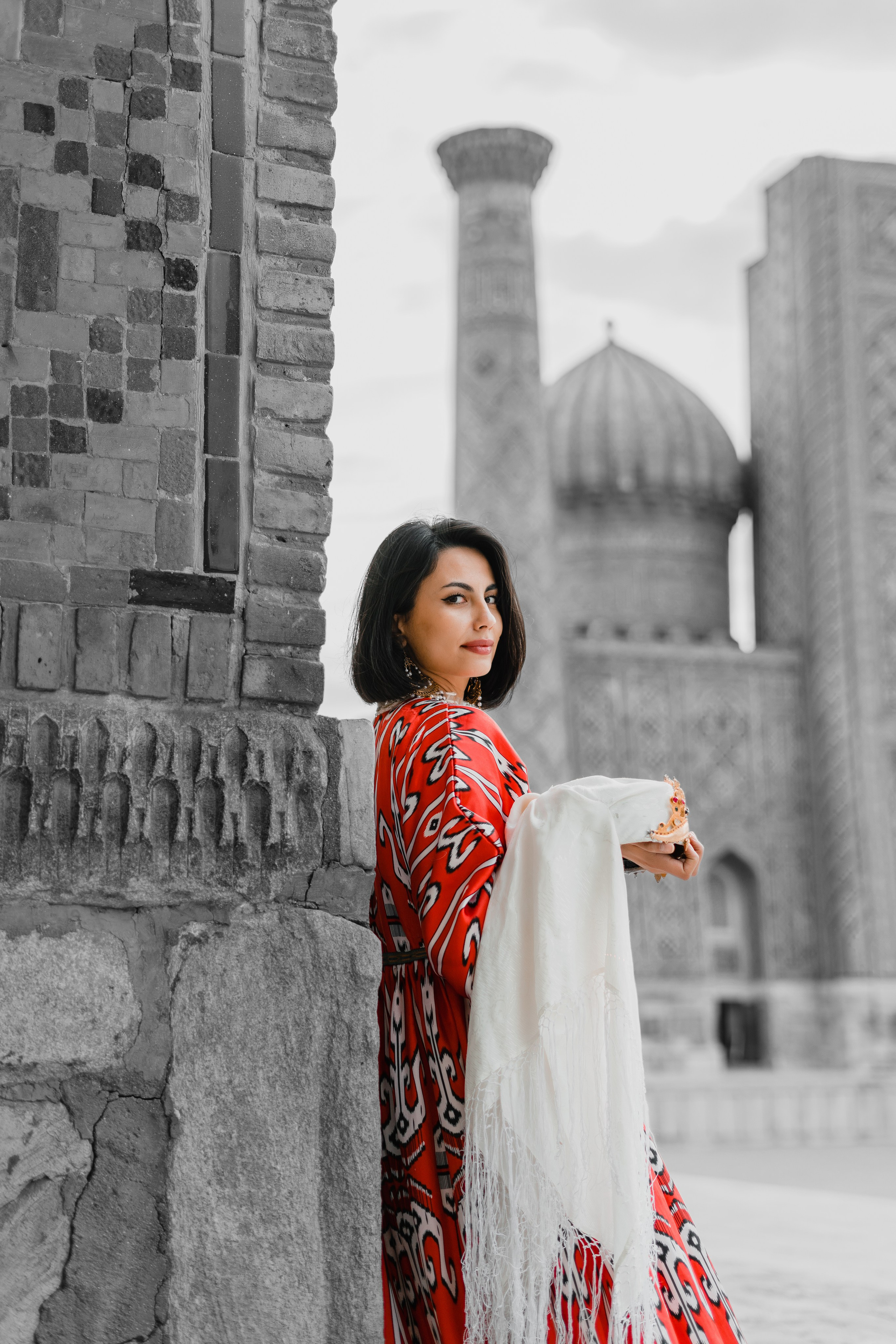 Красное длинное платье. Фотограф в Узбекистане и Самарканде Джасур Марупов