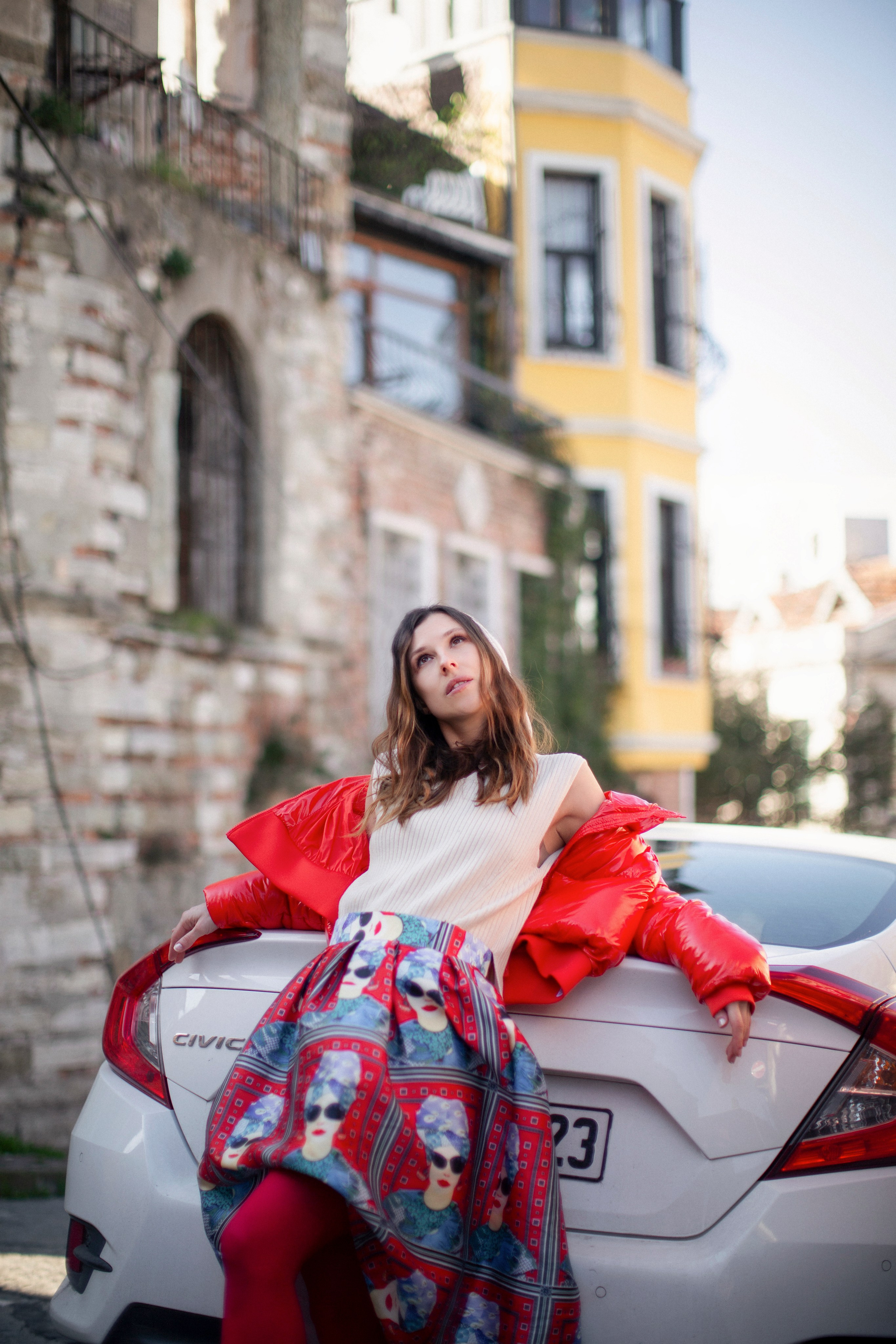 Прогулосная фотосессия в Стамбуле. девушка и машина