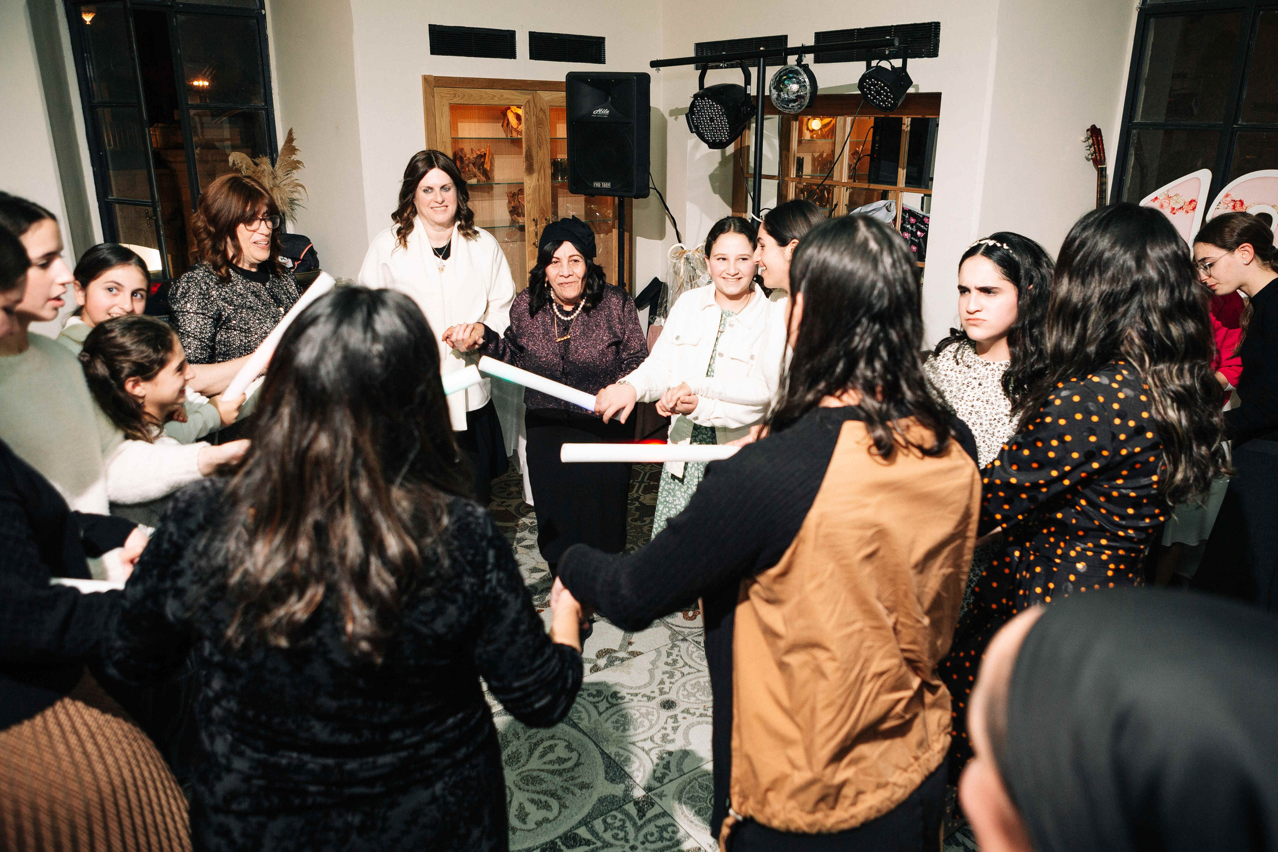 PARTY IN A RESTAURANT WITH THE WHOLE FAMILY. Https://shi-photo.com/