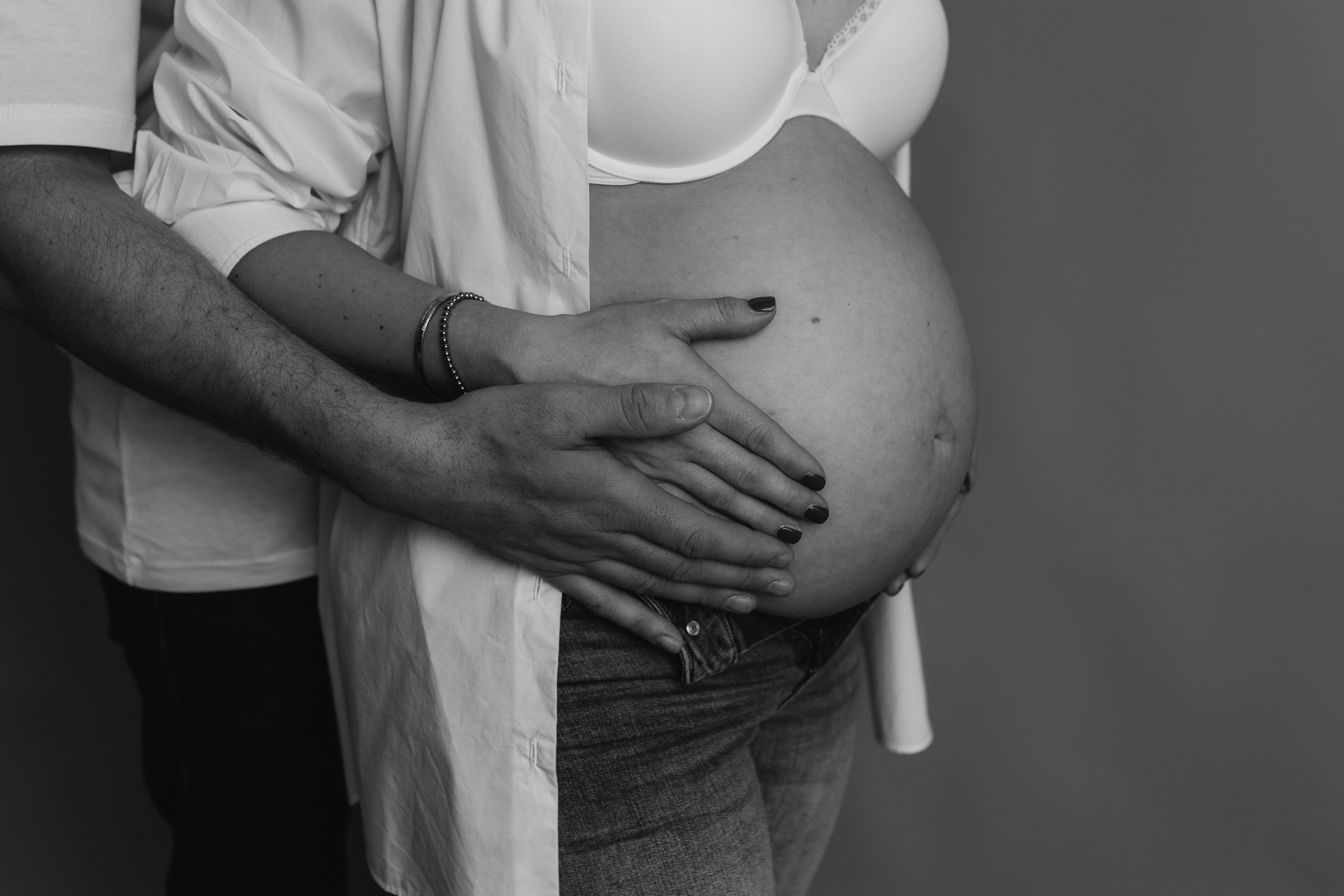 Detailaufnahme Babybauch im Studio in schwarz weiß, Schwangerschaftsfotografie Ganderkesee