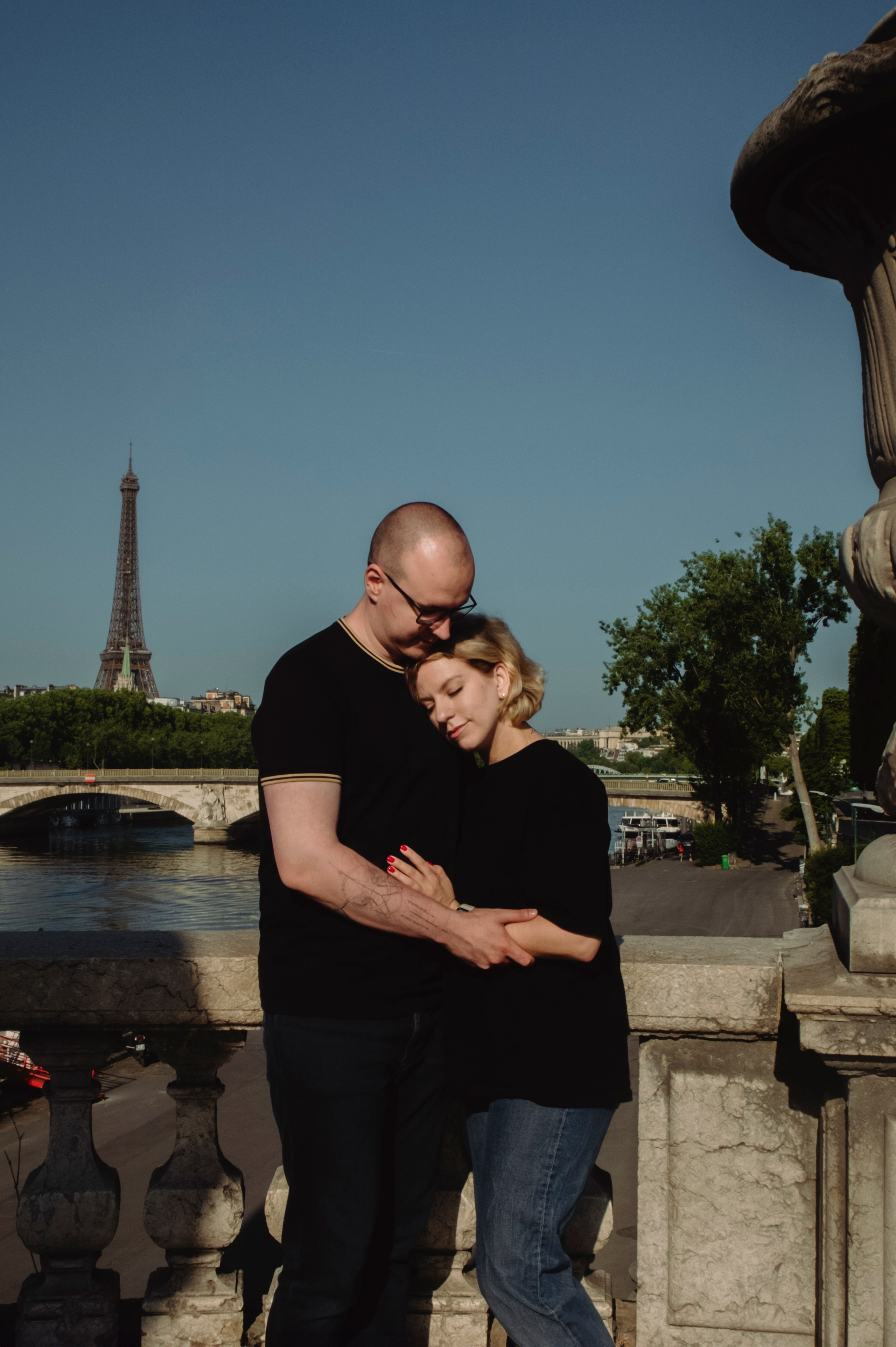 Couple photoshoot near the Louvre. Paris photographer — Polina Osipova