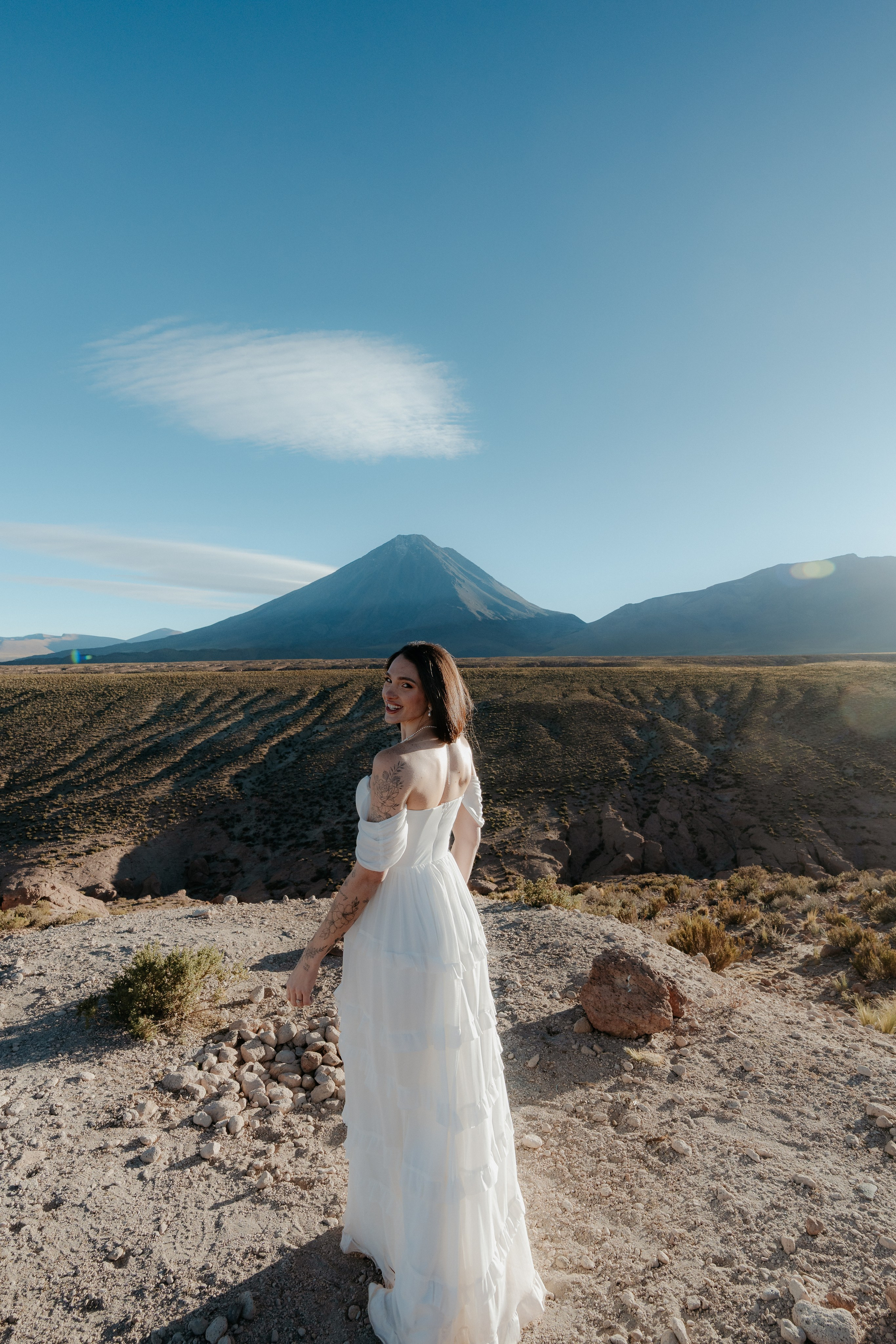 Pre-wedding no mirante do vulcão Licancabur. Photographer in San Pedro de Atacama