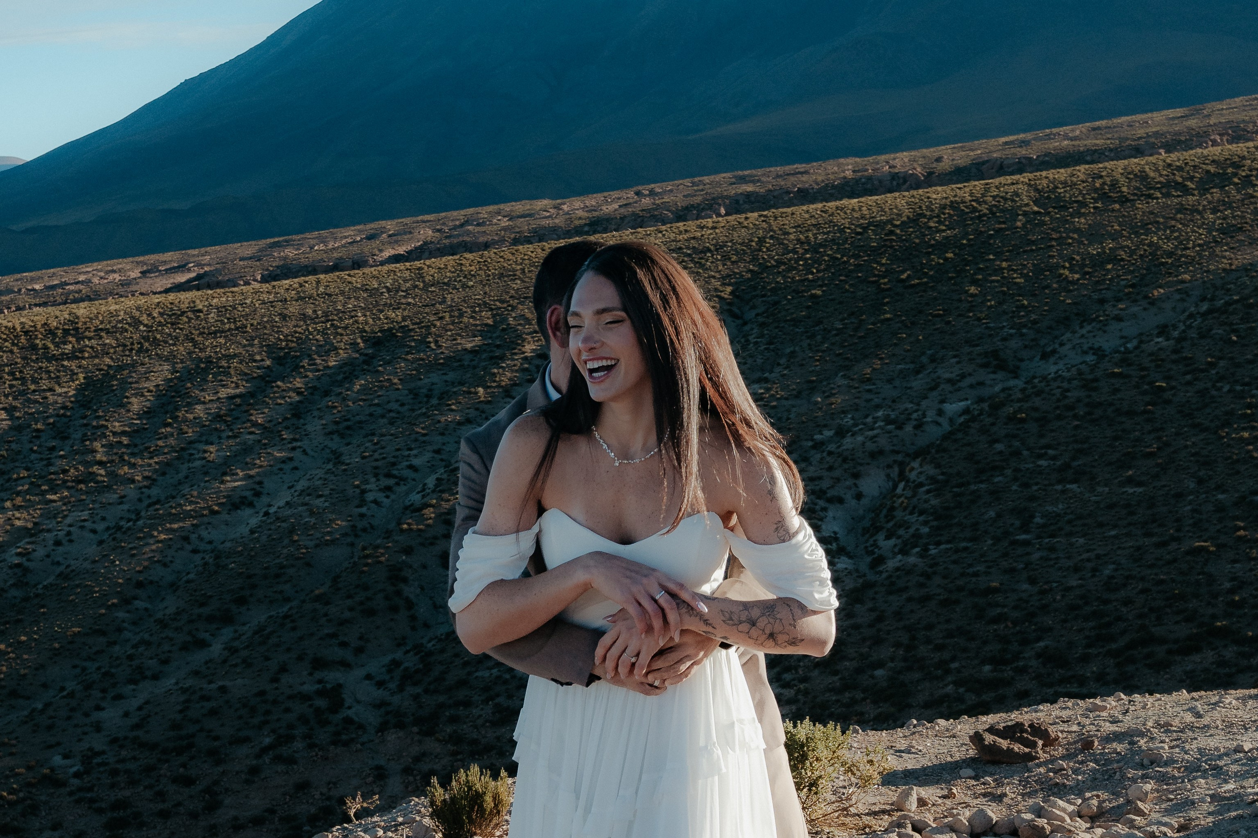 Pre-wedding no mirante do vulcão Licancabur. Photographer in San Pedro de Atacama