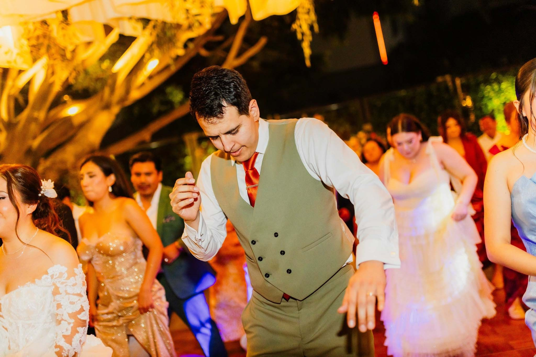 novio bailando con invitados en pista de baile boda Tijuana Baja California