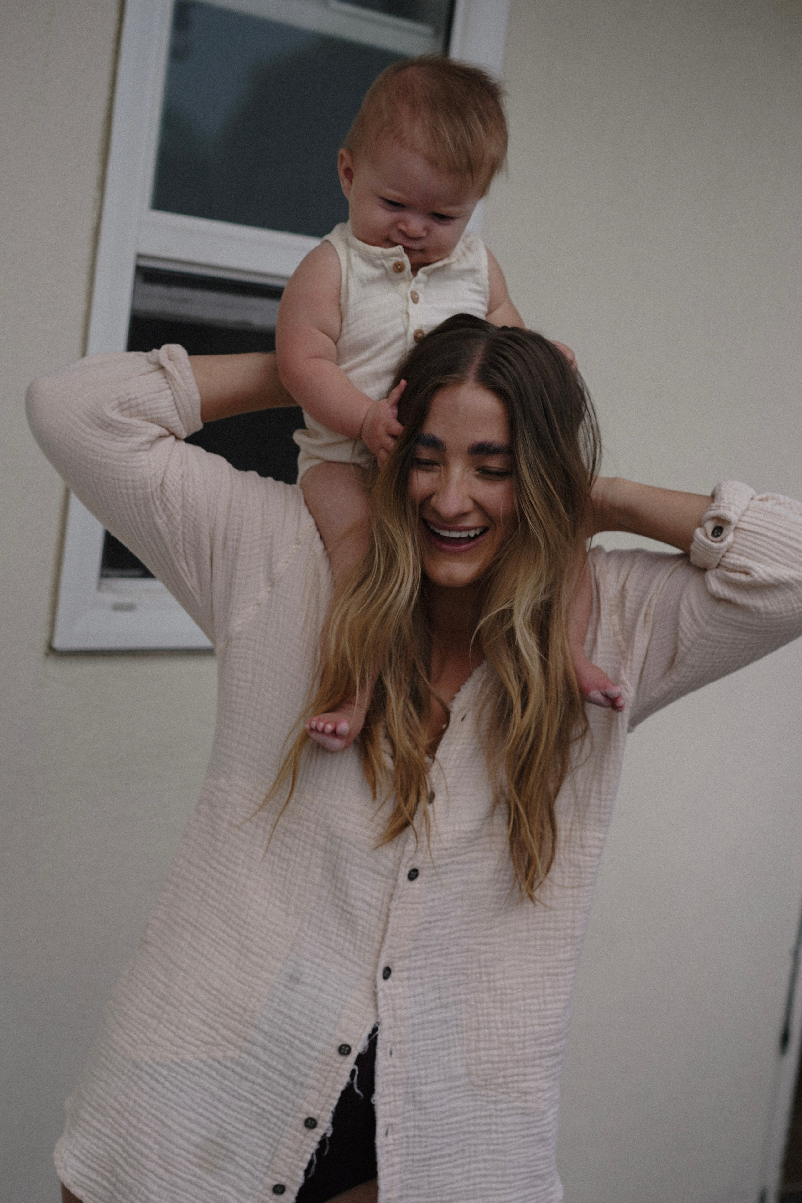 Family photoshoot at home. Family photo session at home. Cozy family photoshoot at home.