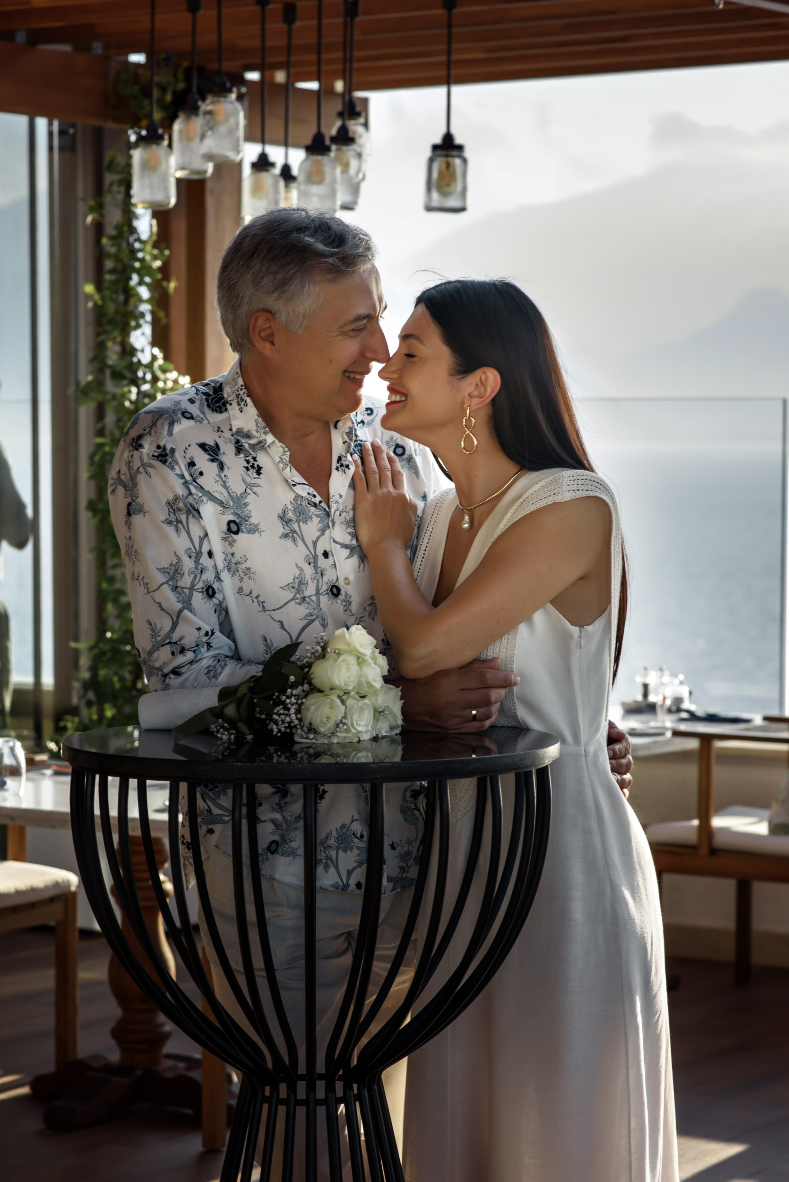 Нежные объятия пары у моря — Love Story фотограф Анталия