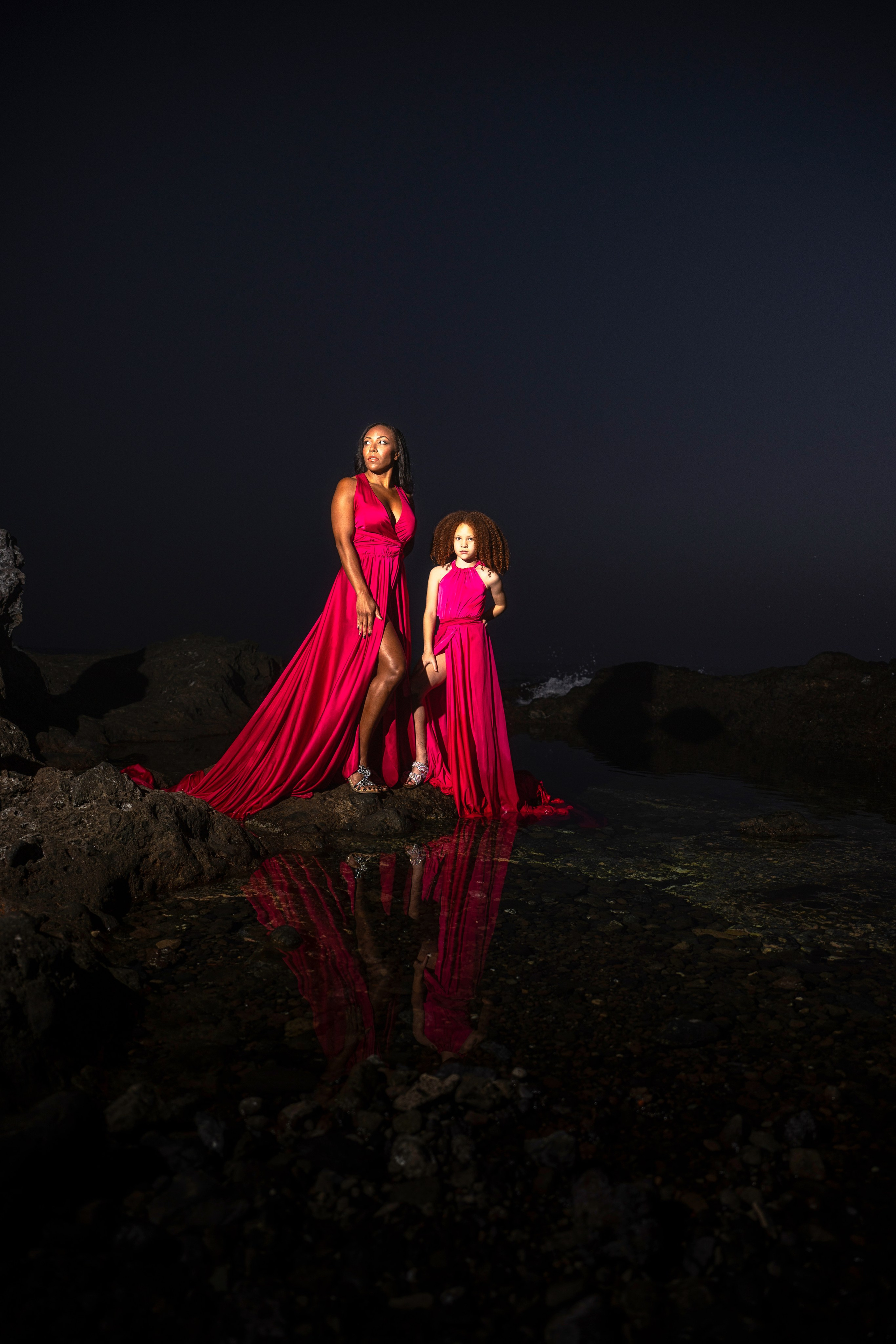 Sesión de mamá e hija en fucsia: ejemplos con vestidos de cola. Tania Bonnet | Fotógrafa profesional en Tenerife – Sesiones con vestidos voladores