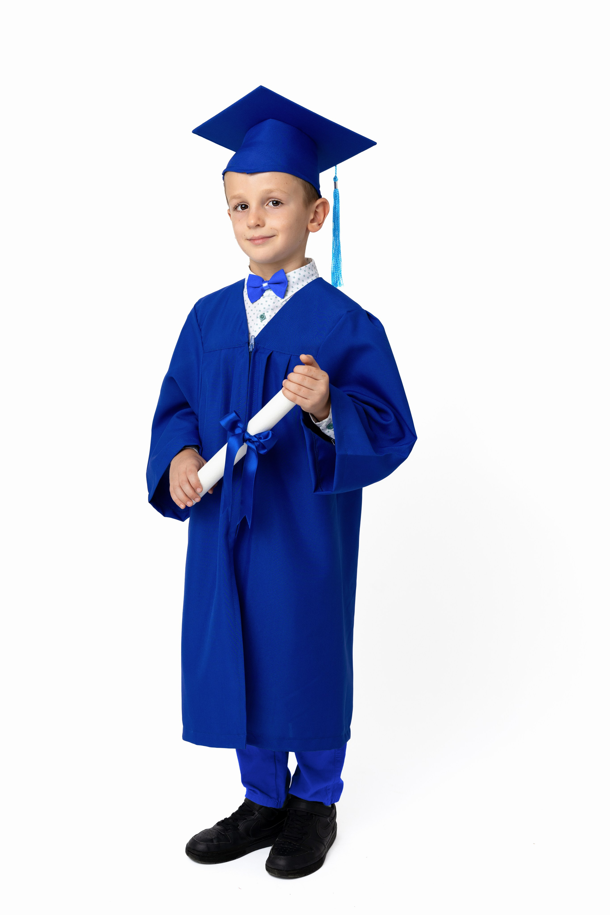 Тъмносин комплект – академична тога и шапка за завършване на детска градина.