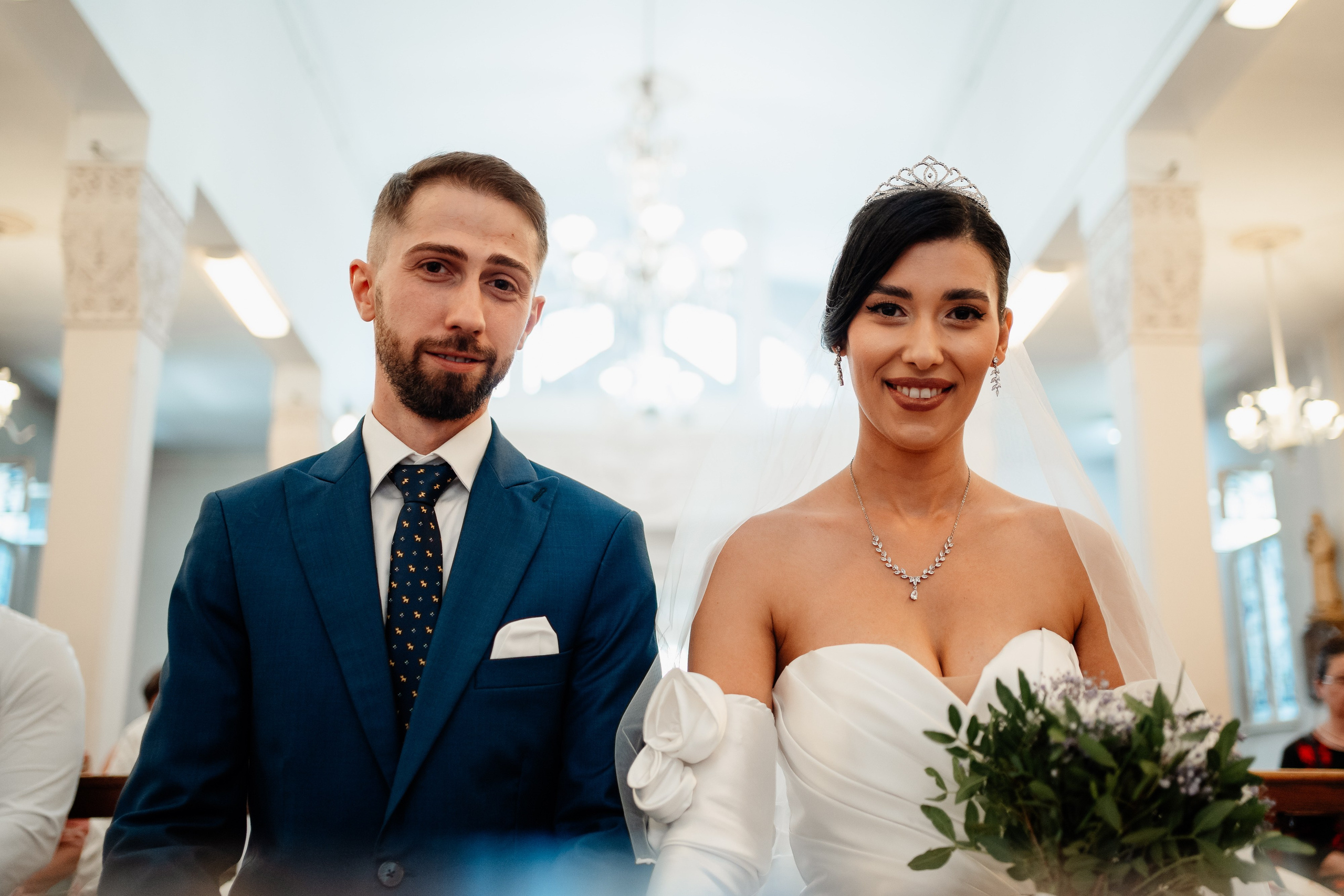 Moment emoționant între miri în ziua nunții, surprins într-un cadru natural și romantic, in Bucuresti. Fotografie de nuntă profesională, editată artistic pentru a evidenția emoția și eleganța evenimentului.