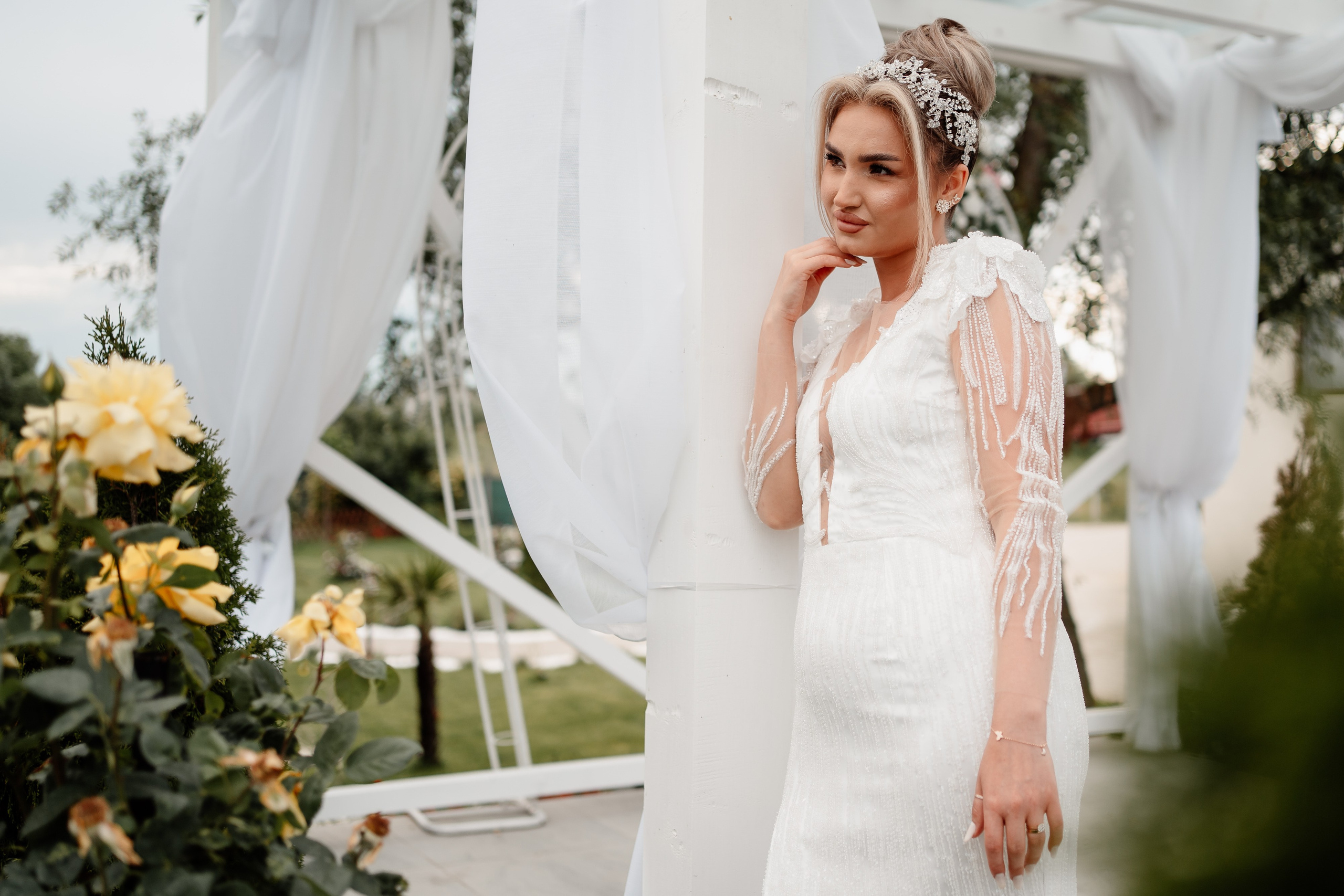 Moment emoționant între miri în ziua nunții, surprins într-un cadru natural și romantic, la Bolintin-Vale. Fotografie de nuntă profesională, editată artistic pentru a evidenția emoția și eleganța evenimentului.