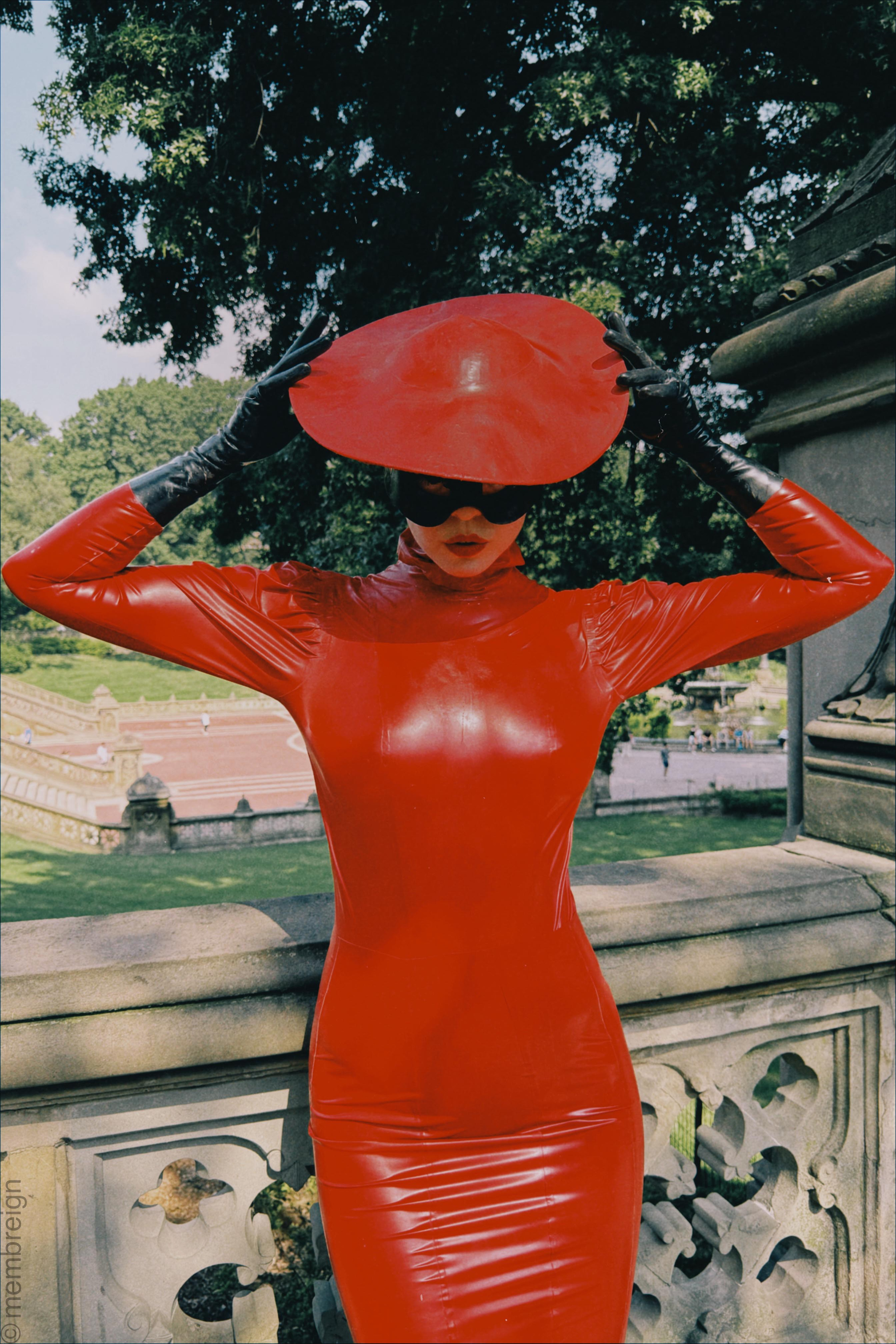 Lady in red. Membreign