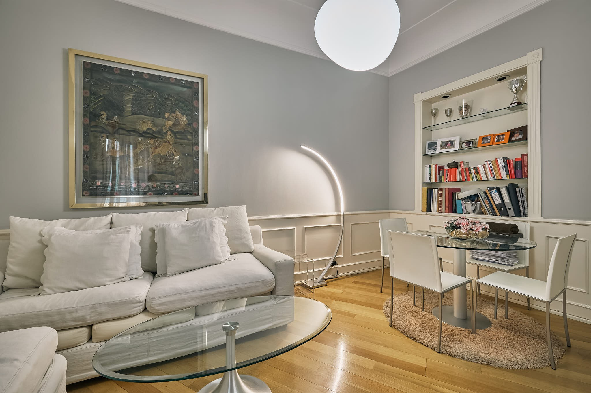 Despacho luminoso con sofá y zona de trabajo en un apartamento en Valencia