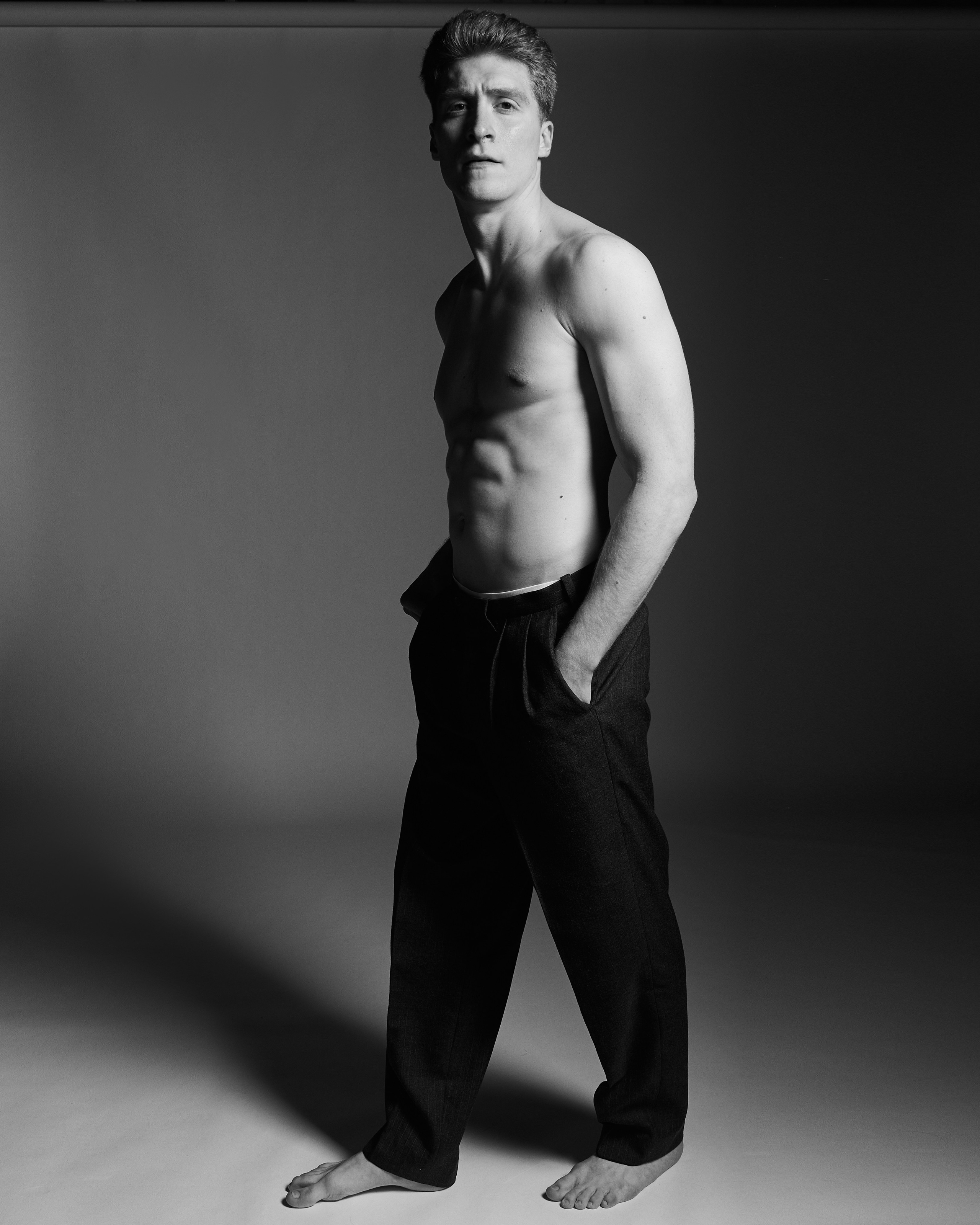 retrato de modelo masculino en estudio con iluminación profesional