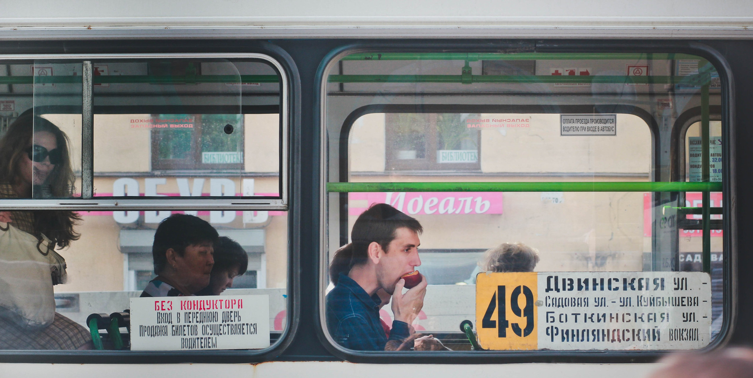 2011. Стрит-фотография, полная абсурда, идиотизма и красоты