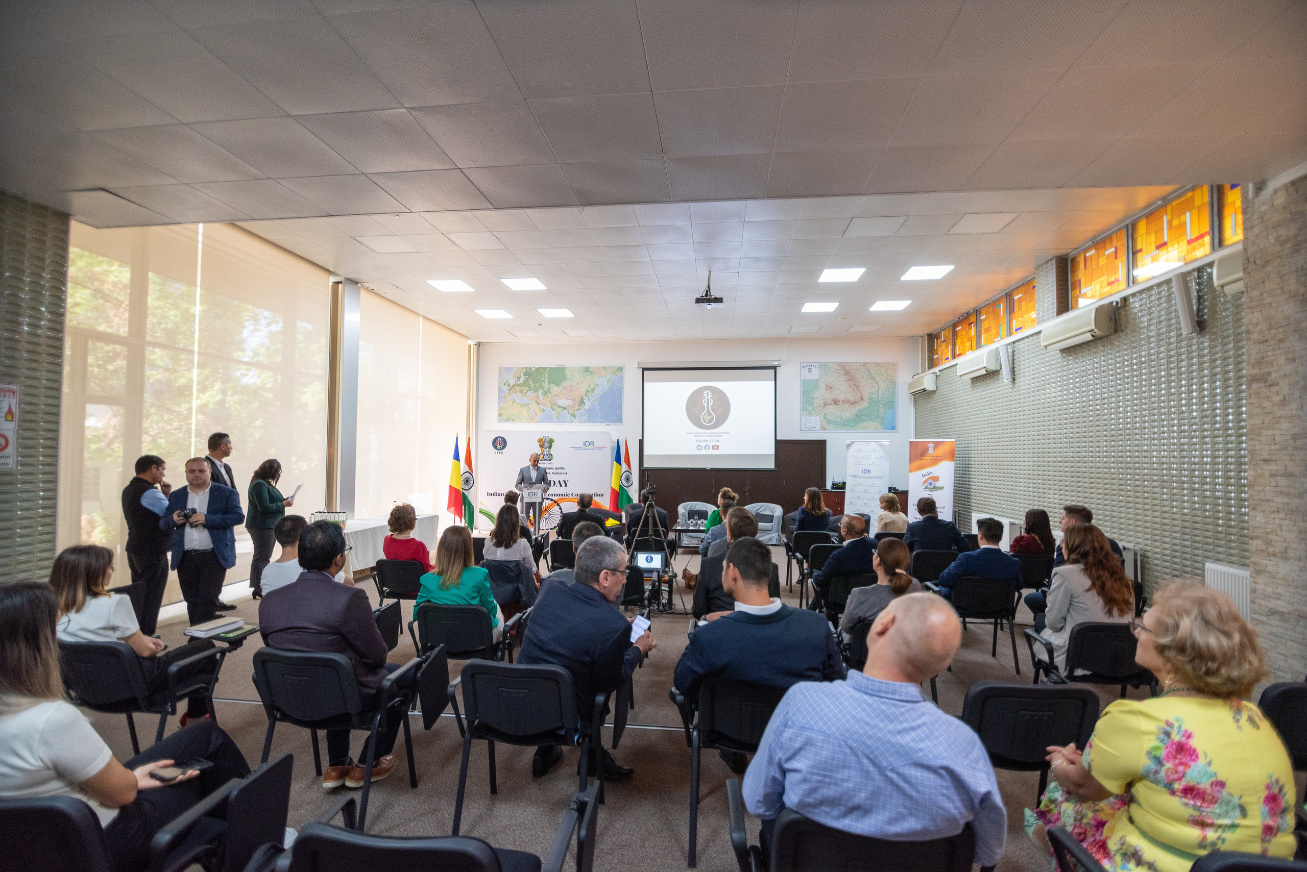 Fotograf corporate, sedinta foto business, pret fotograf corporate, Servicii Profesionale pentru Evenimente de Business, Portrete business, fotografii pentru evenimente organizate de companii, fotografie de produs, Poze business bucuresti, Fotografii profesionale bucuresti,Fotografii portret profesionale