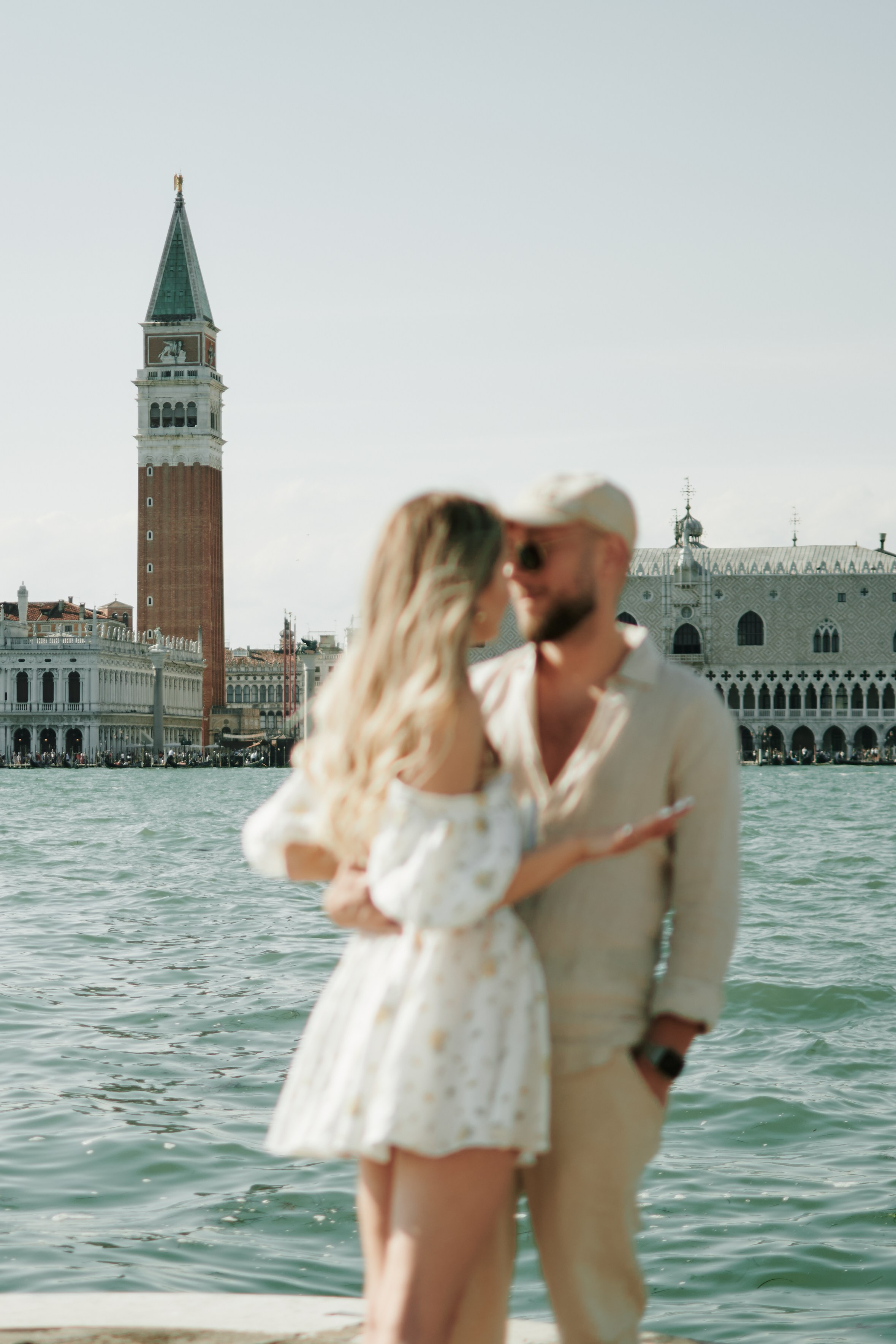 Surprise Engagement Photoshoot in Venice on a Boat. Фотограф в Венеции, Италия. Зотова Яна