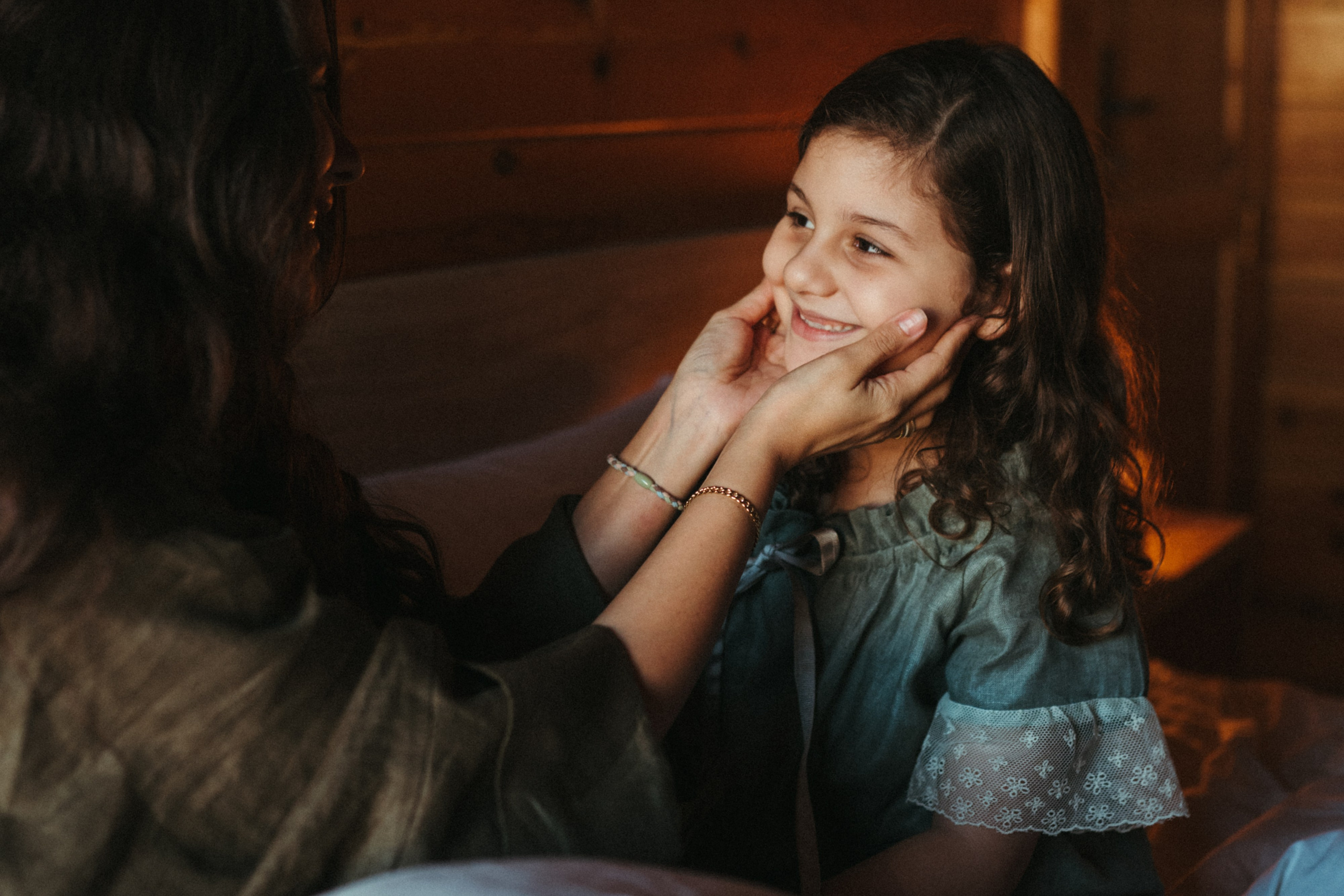 Amnah with daughters. Family photographer in Saudi Arabia