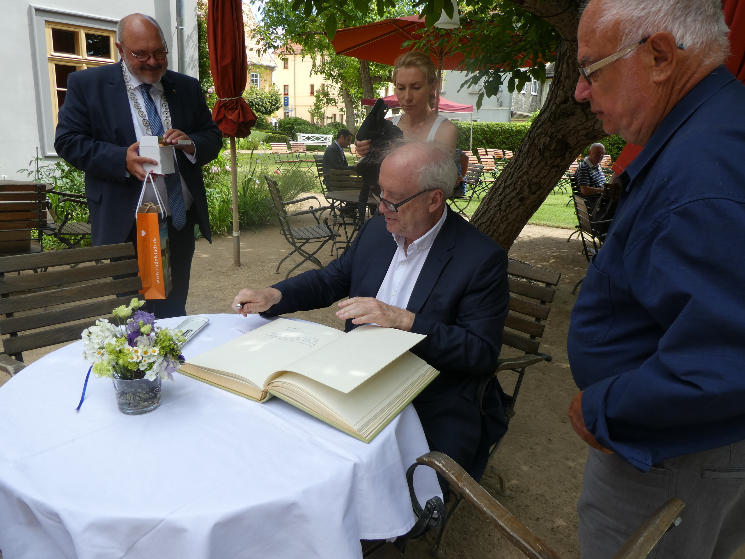 BIO, CRITIQUE ET CONTACT. Natalia Bogdanovska. Films et photographie corporate en France