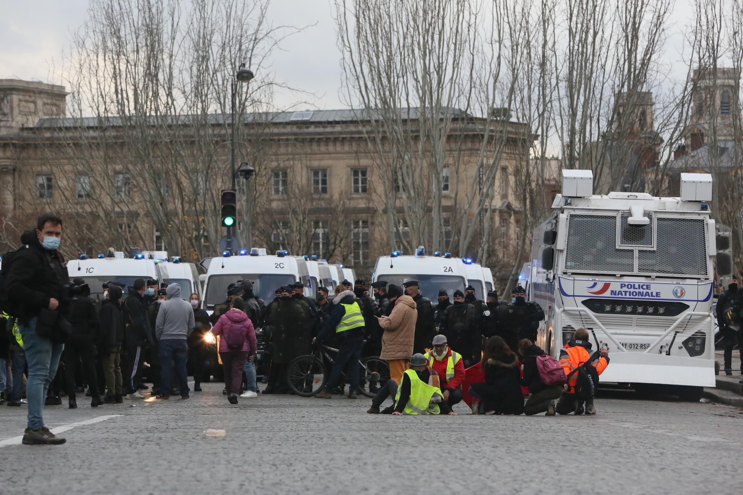 Manifestations contre la loi de la « sécurité globale ». Natalia Bogdanovska. Films et photographie corporate en France