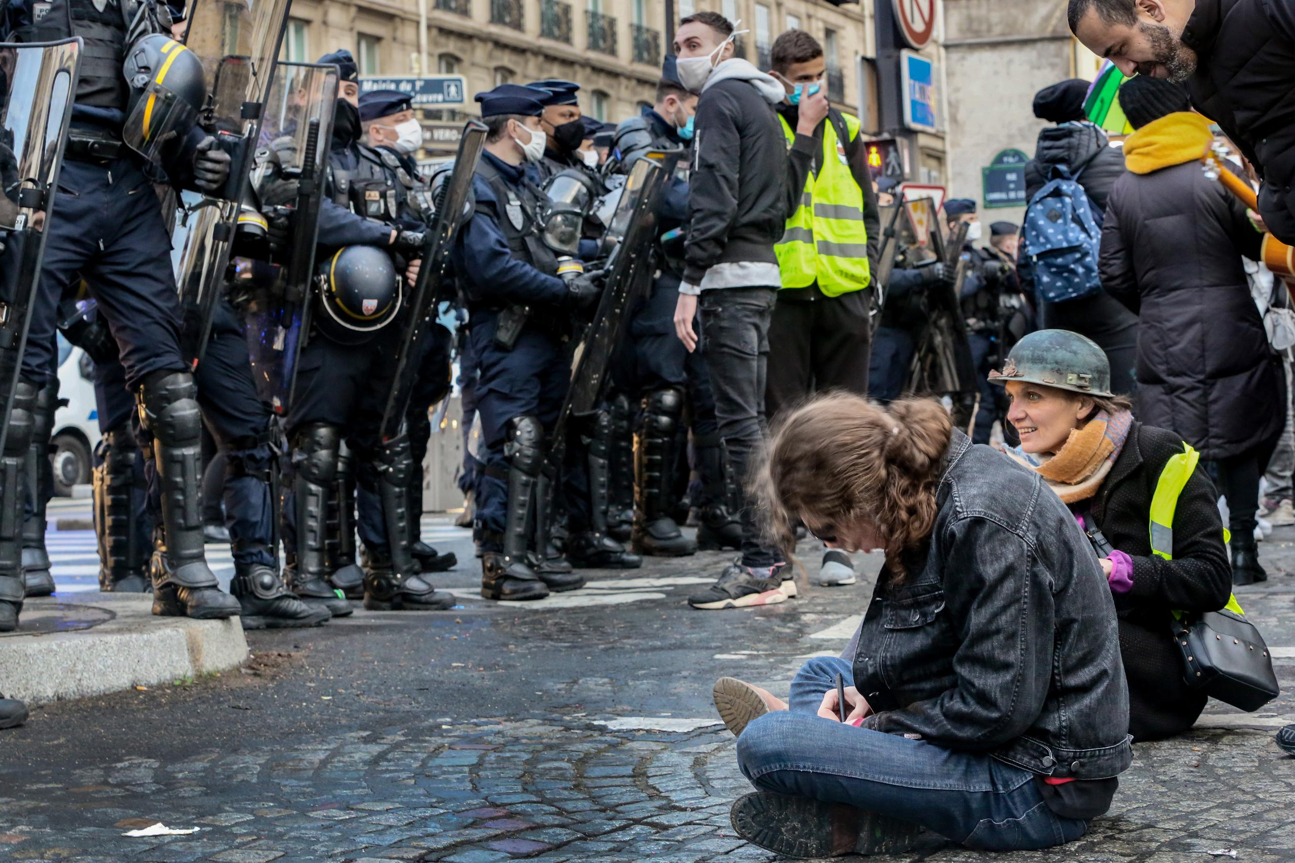 Manifestations contre la loi de la « sécurité globale ». Natalia Bogdanovska. Films et photographie corporate en France