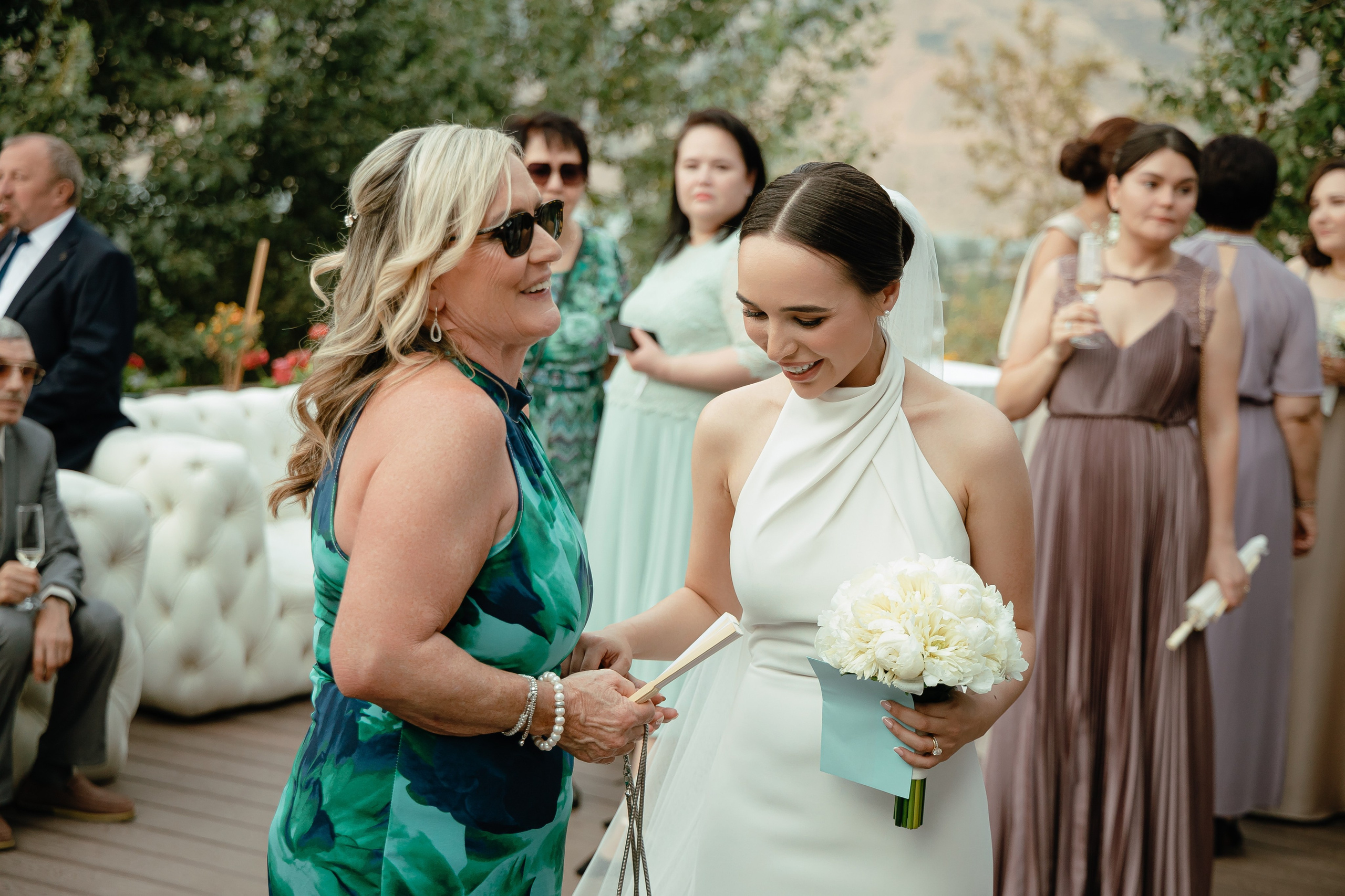 Thomas & Suyumbika. Главная