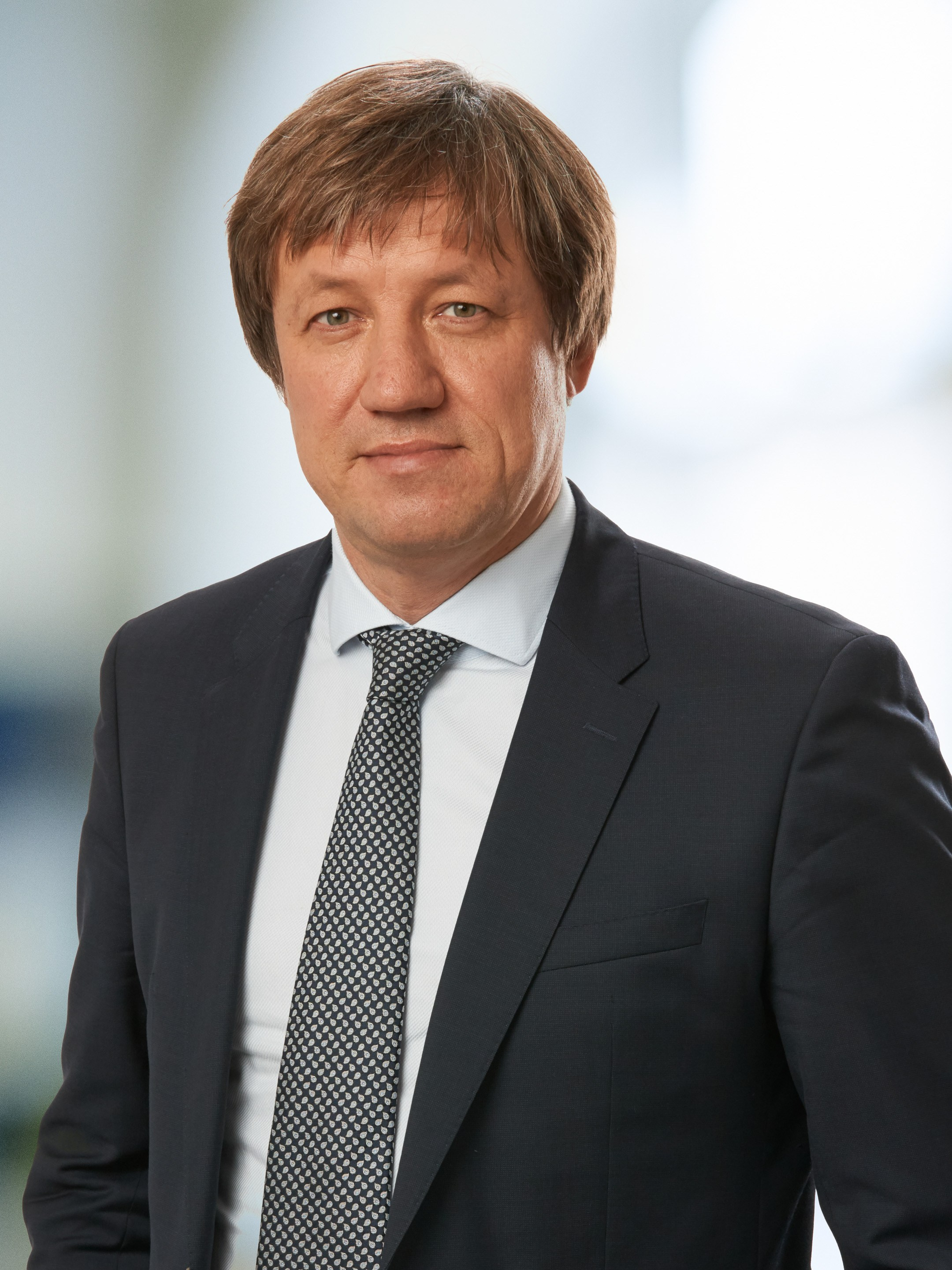 Business portrait of a man against a blurred office background - photographer Andrey Dunin