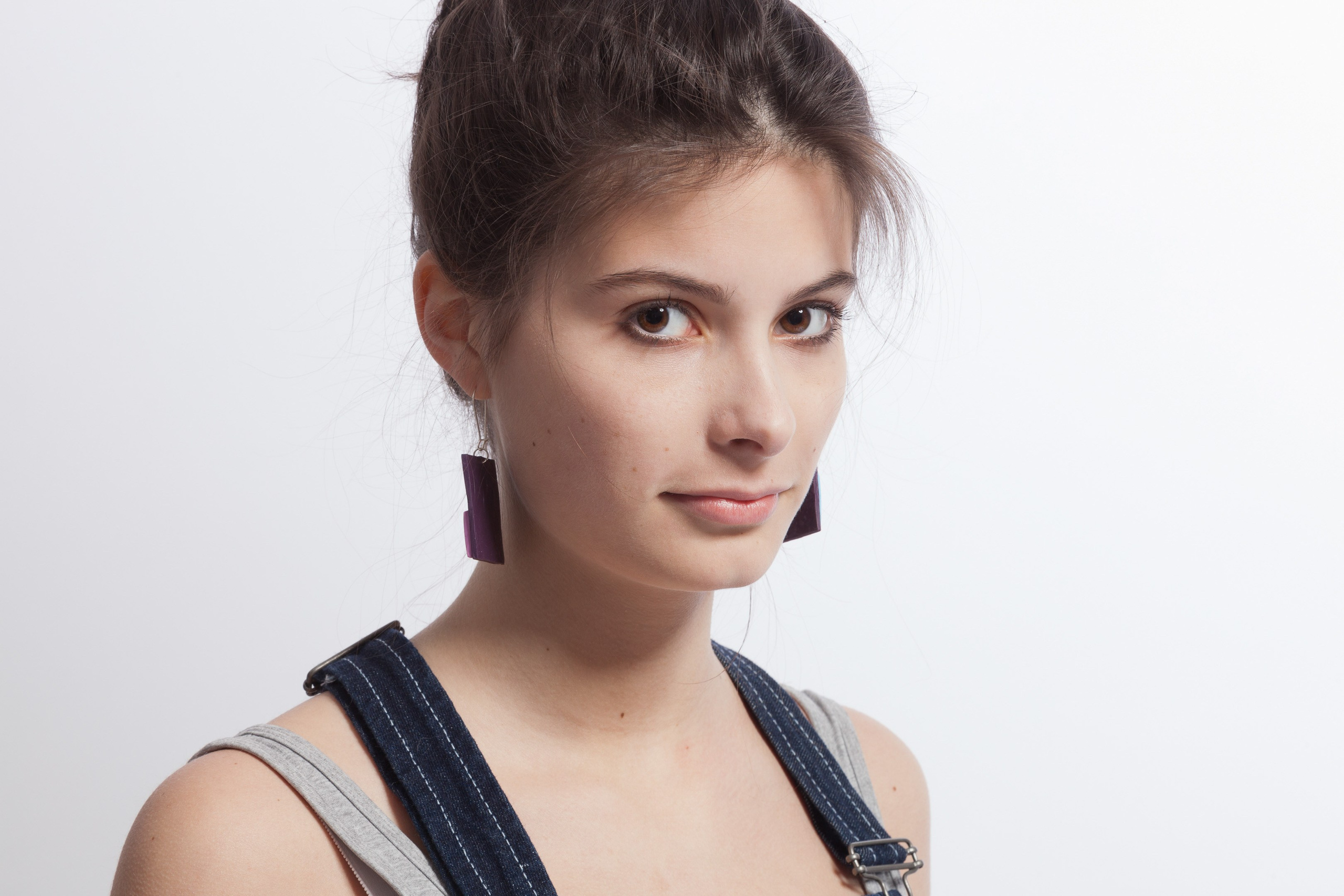 Portrait of a artist girl on white studio background - photographer Andrey Dunin