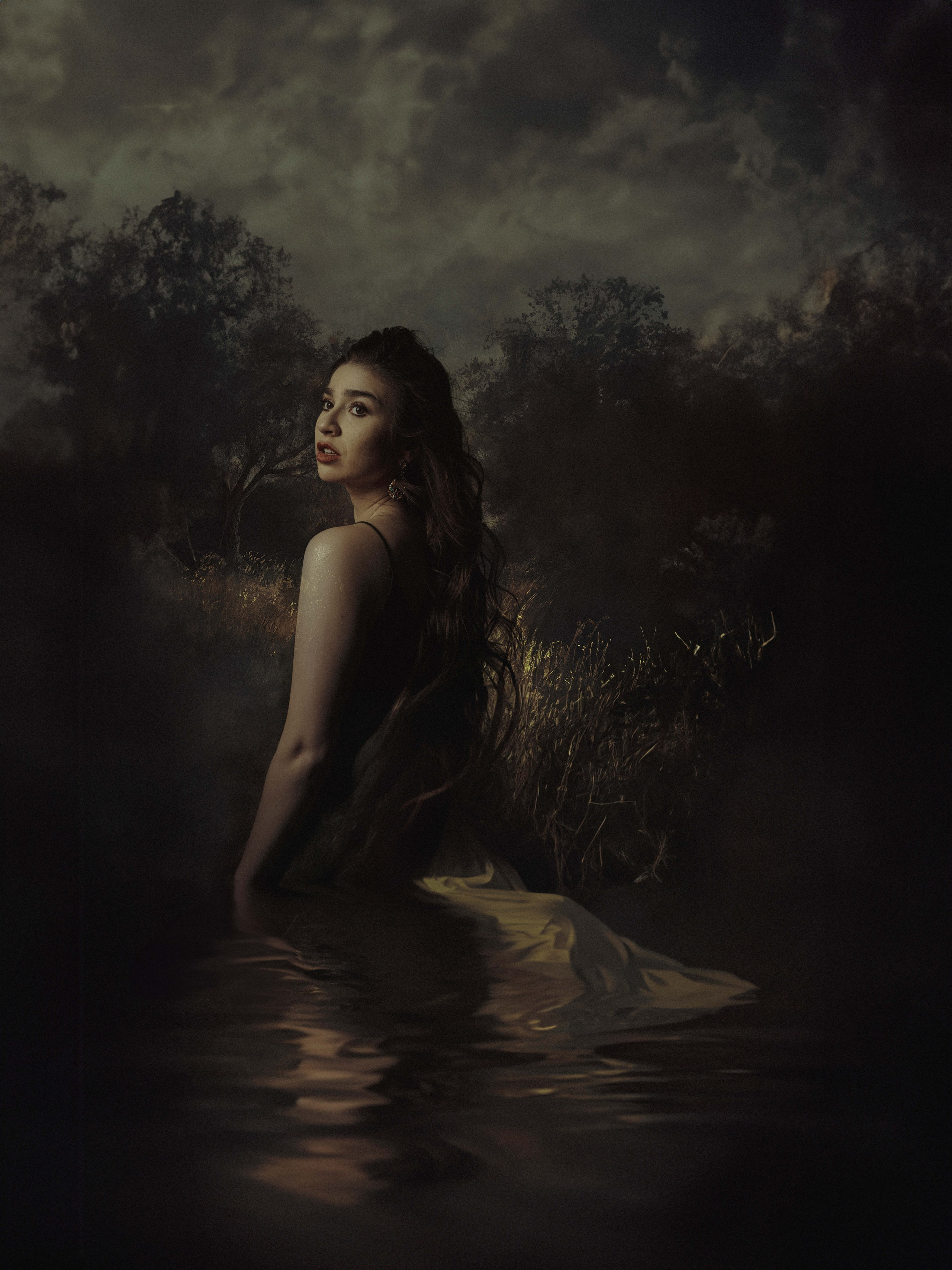 Künstlerisches Frauenportrait im Vintage-Stil mit dunklem Hintergrund in Salzburg