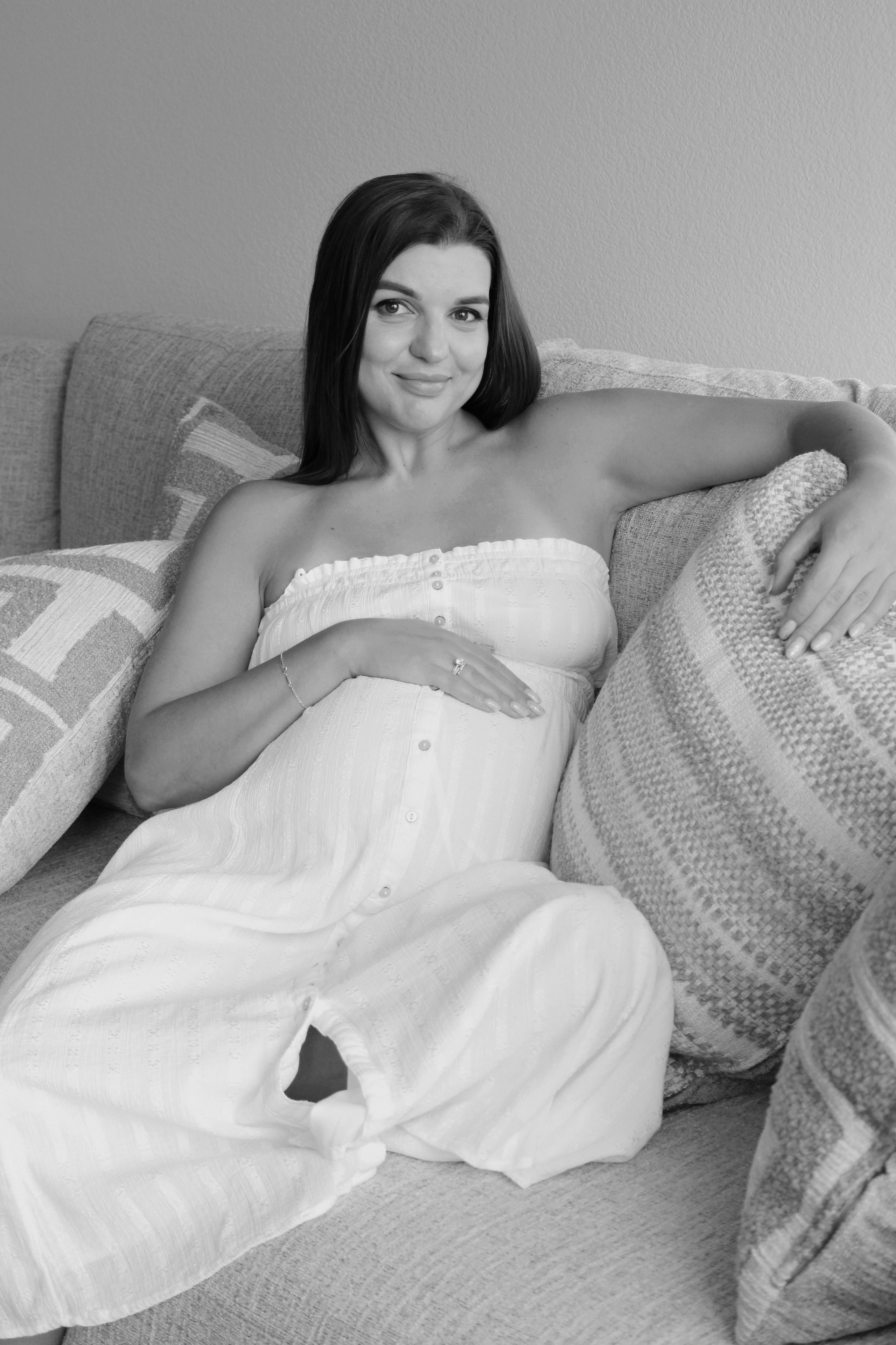 Maternity, Family & Pregnancy Photoshoot at Home. Lana Petrychenko — Portrait & Family Photographer. Valencia, Spain