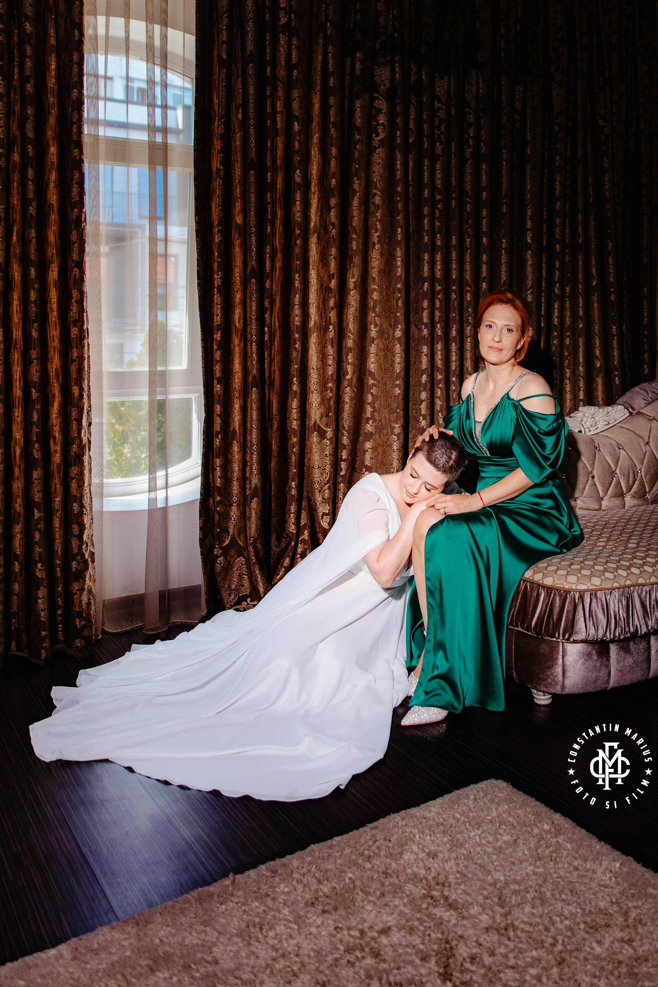 WEDDING PHOTOGRAPHY. DESPRE NOI