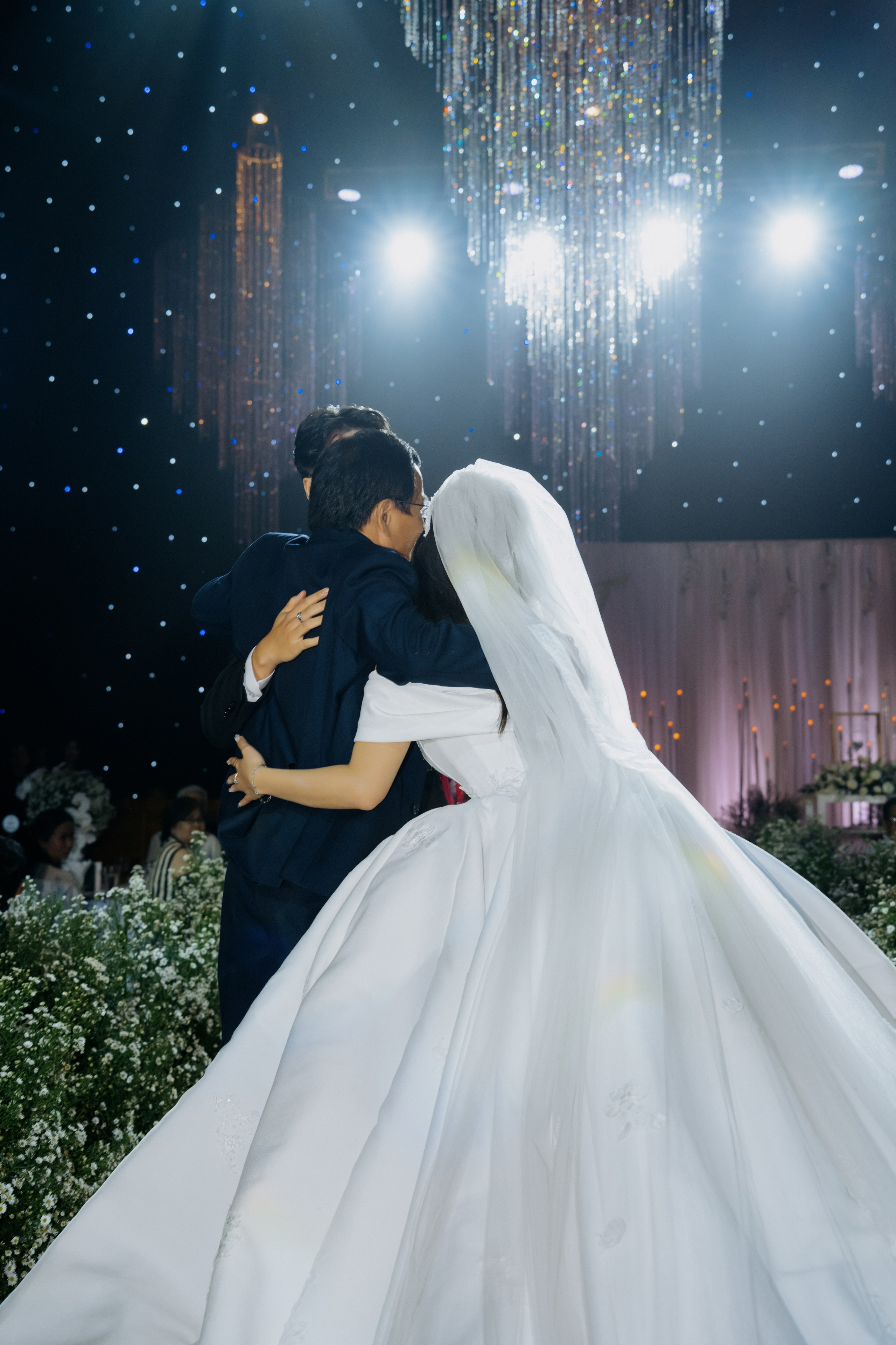 DAT & TU / Wedding Party. Saigon Wedding Present | Art Beyond Moments