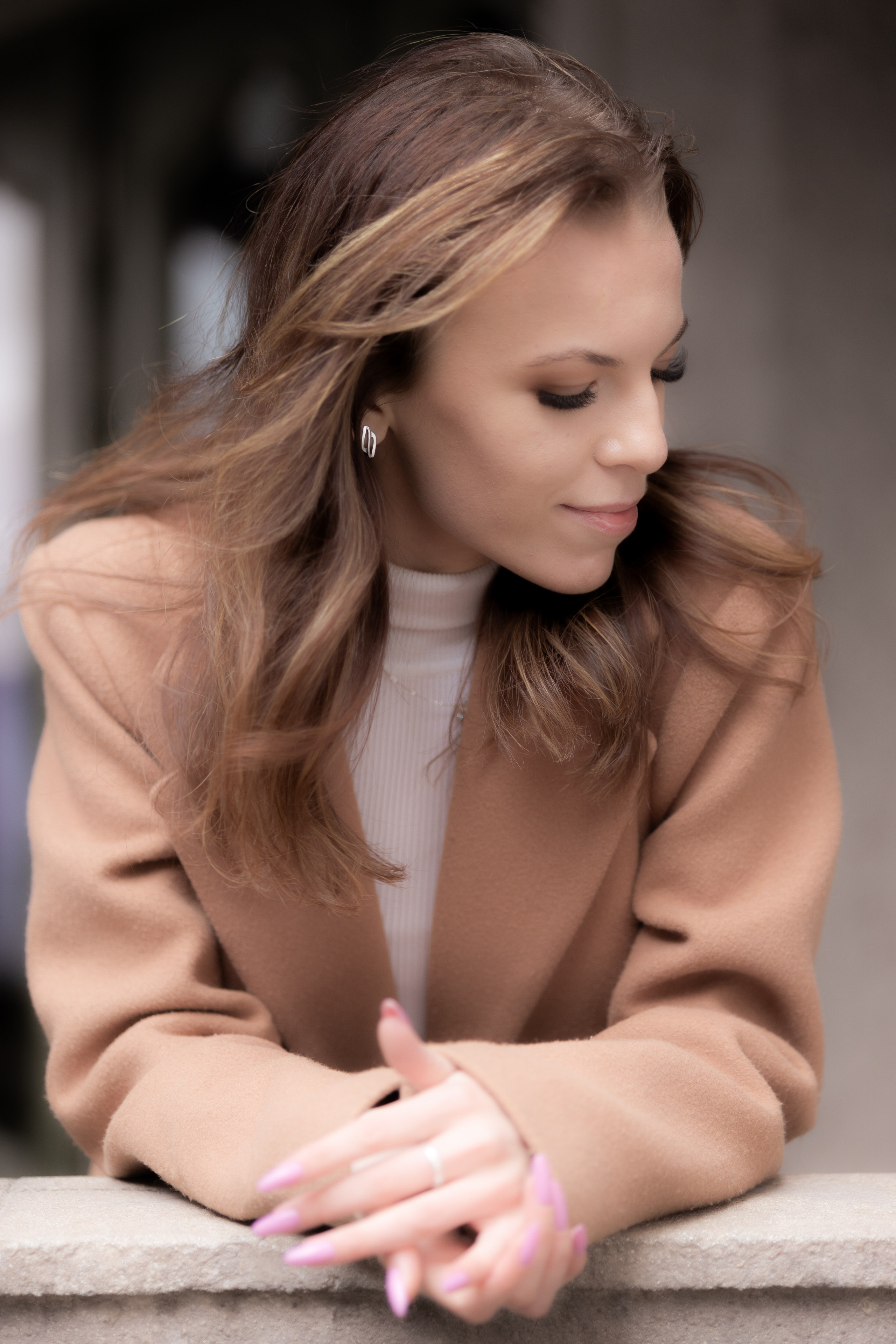 Portretu fotosesijas sievietēm. Portretu fotosesija Rīgā| Biznesa portretu foto | Korporatīvās un darbinieku fotosesijas | Pasākumu fotogrāfs | Produktu fotogrāfs