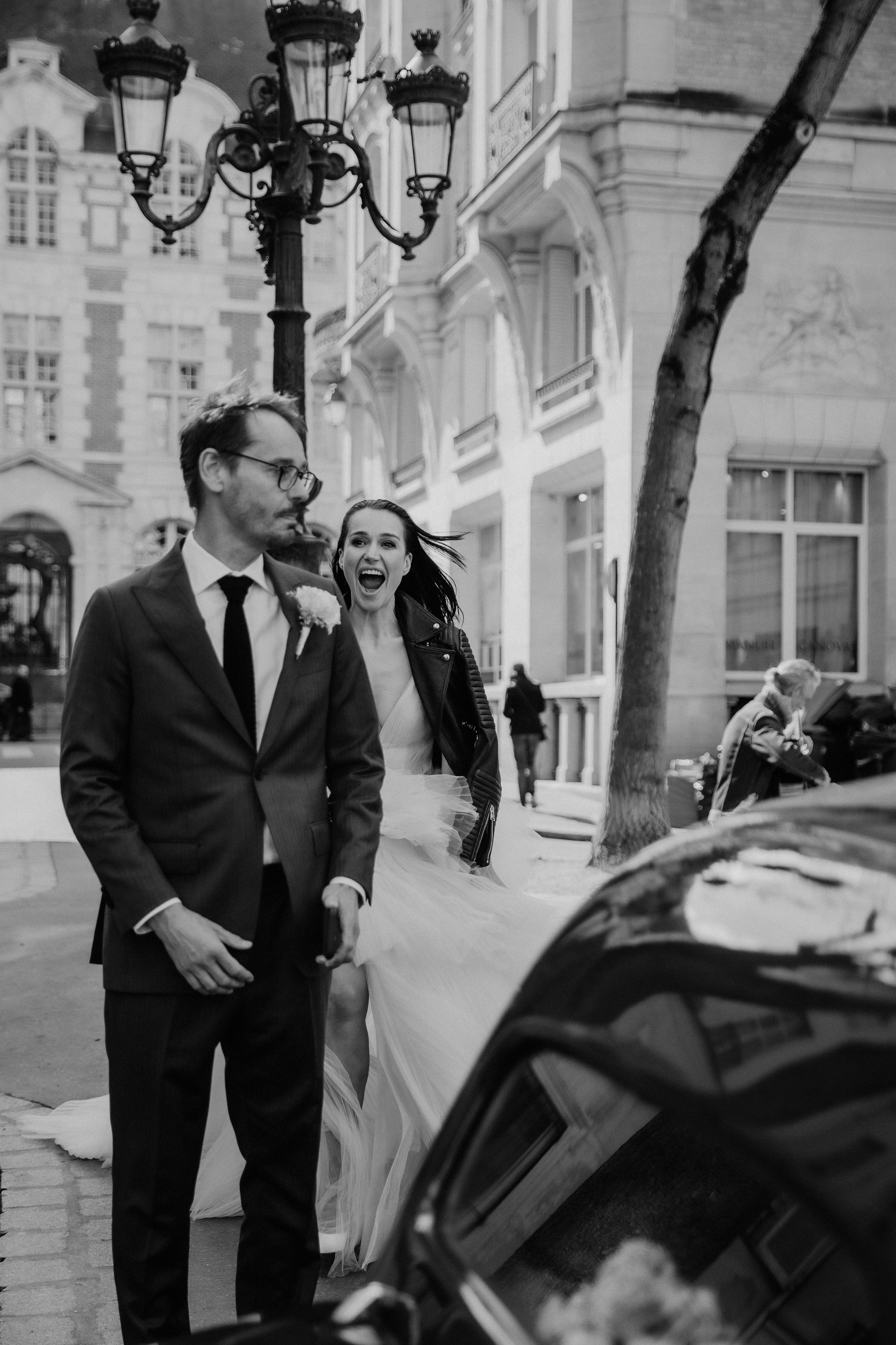 Suzi & Alex | Paris Wedding with a Vintage Car. Paris Wedding Photographer