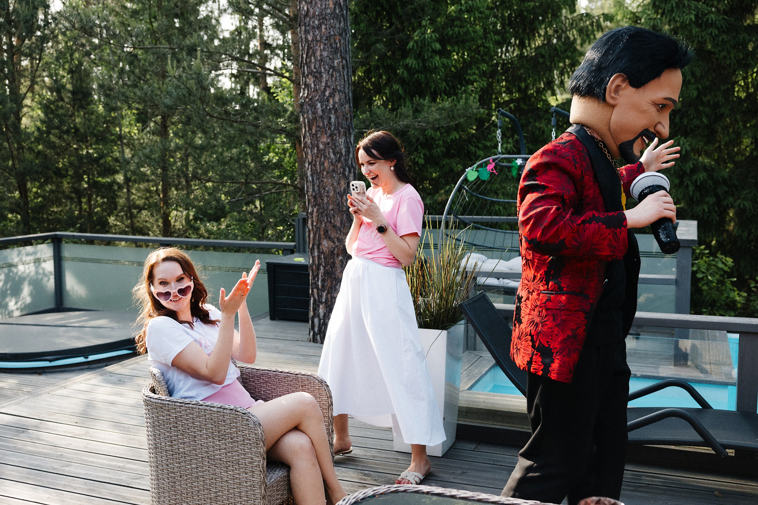 Яркая фотосессия девичника в Риге: розовые наряды и очки в форме сердца. Евгений Тимофеев | Свадебный и контент-фотограф и видеограф в Риге