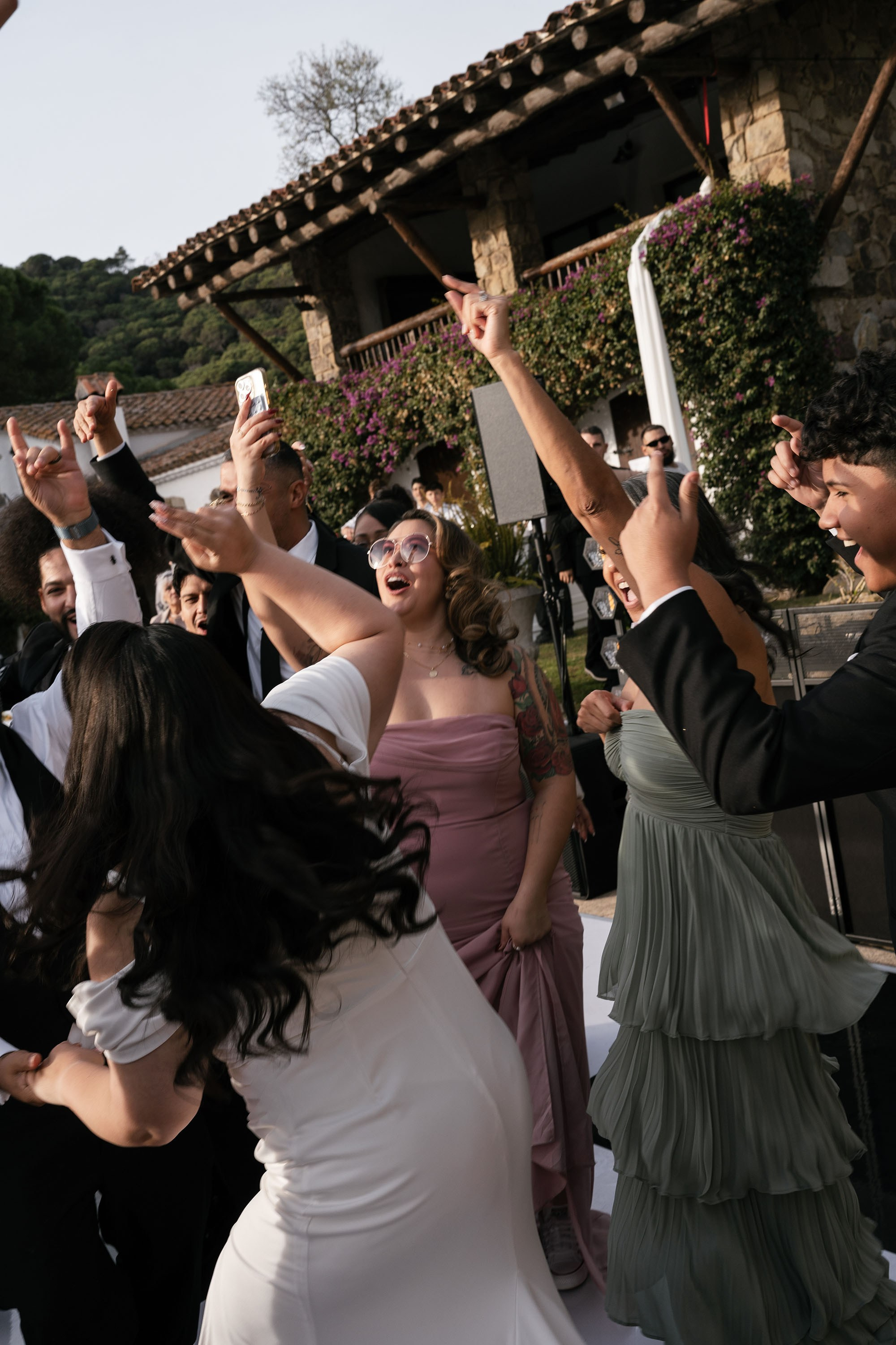 Donielle and Edwin. Fotógrafos de bodas de destino y creadores de contenido con base en España