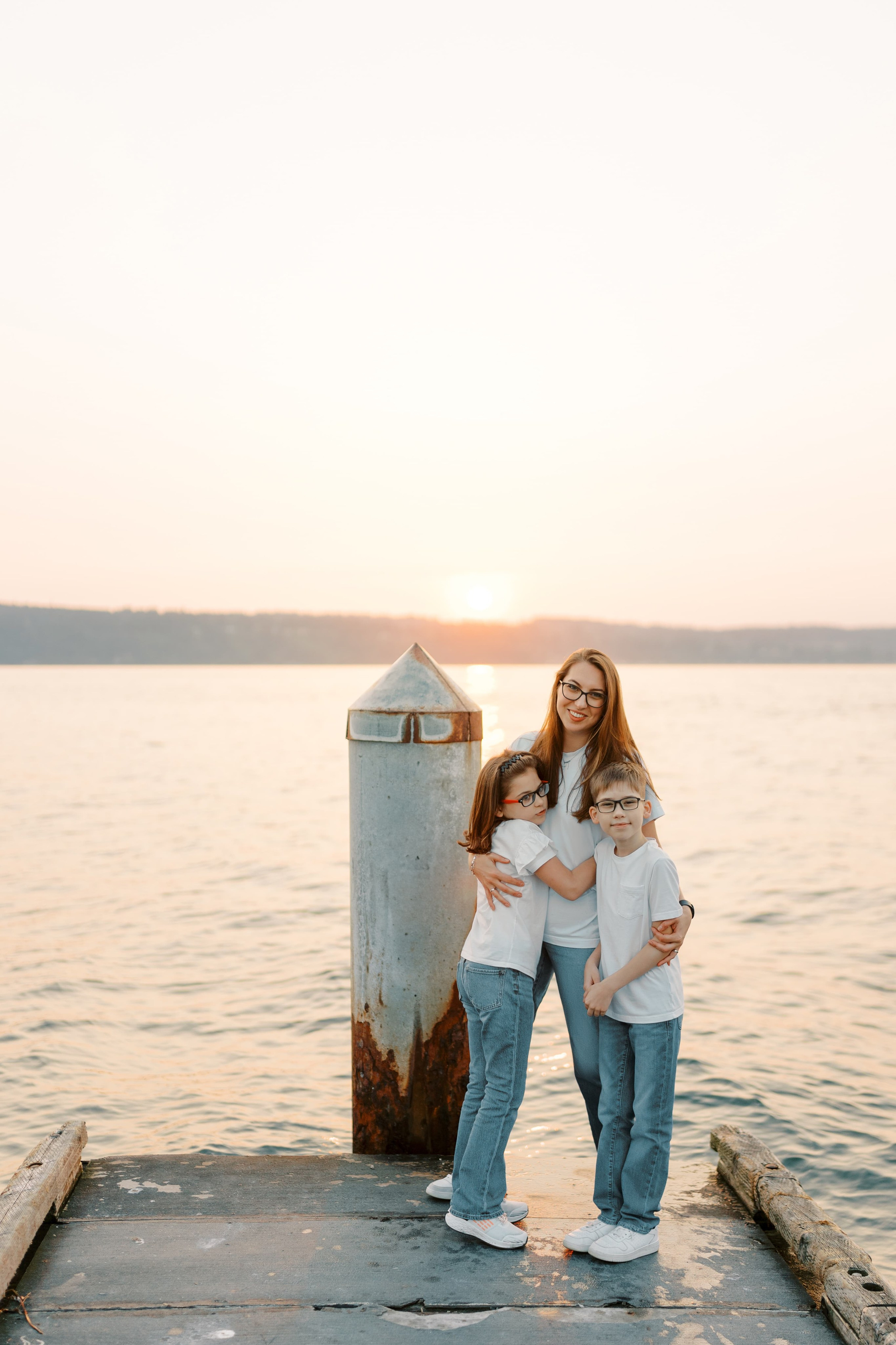 Family photoshoot. Vitalina with her family. August 2024. Lighthouse in Mukilteo. EVAN ARISTOV WEDDING PHOTOGRAPHY — Seattle Wedding Photographer