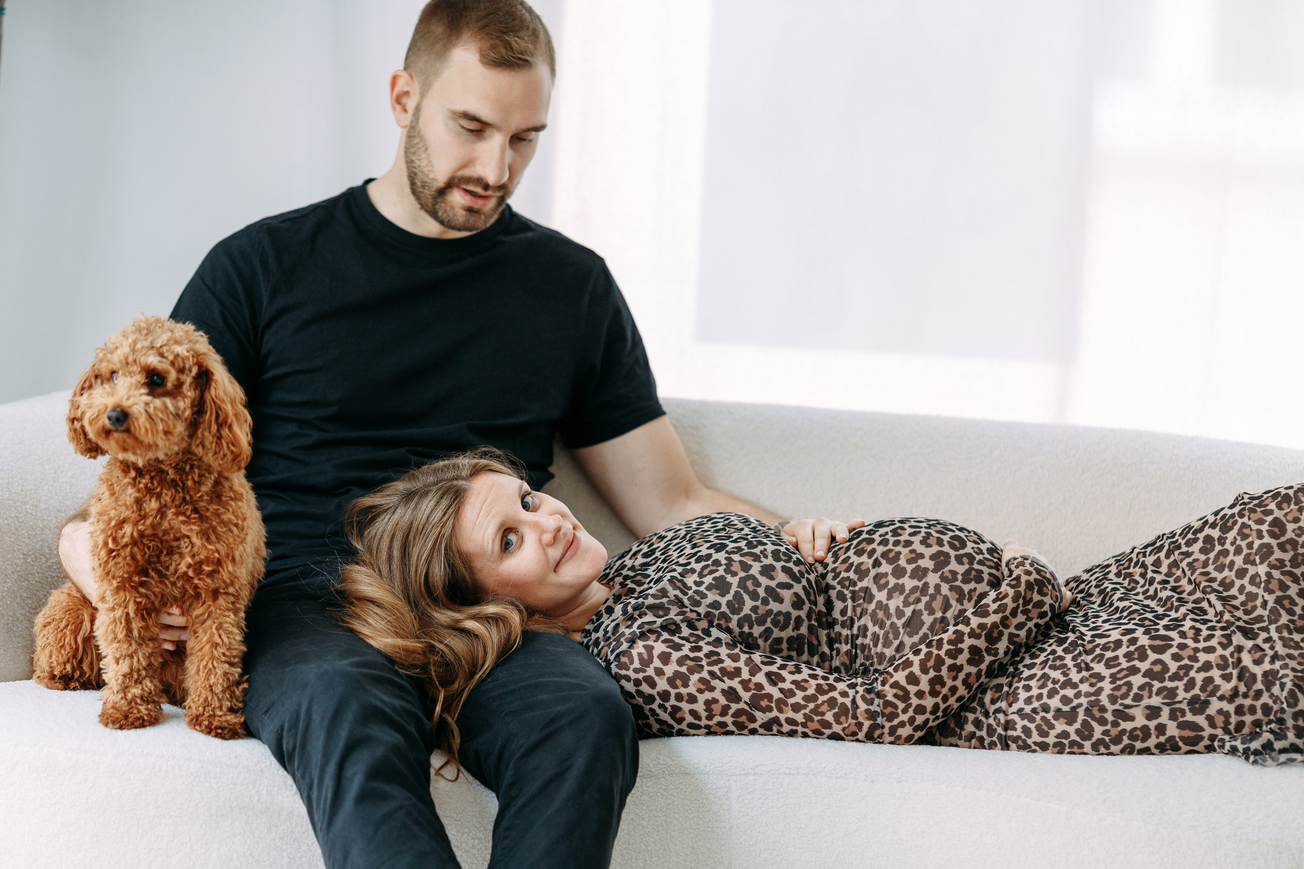 Babybauch-Shooting in Münsingen mit Hund 🐾. Professionele fotografin in Münsingen Olesia Wegele