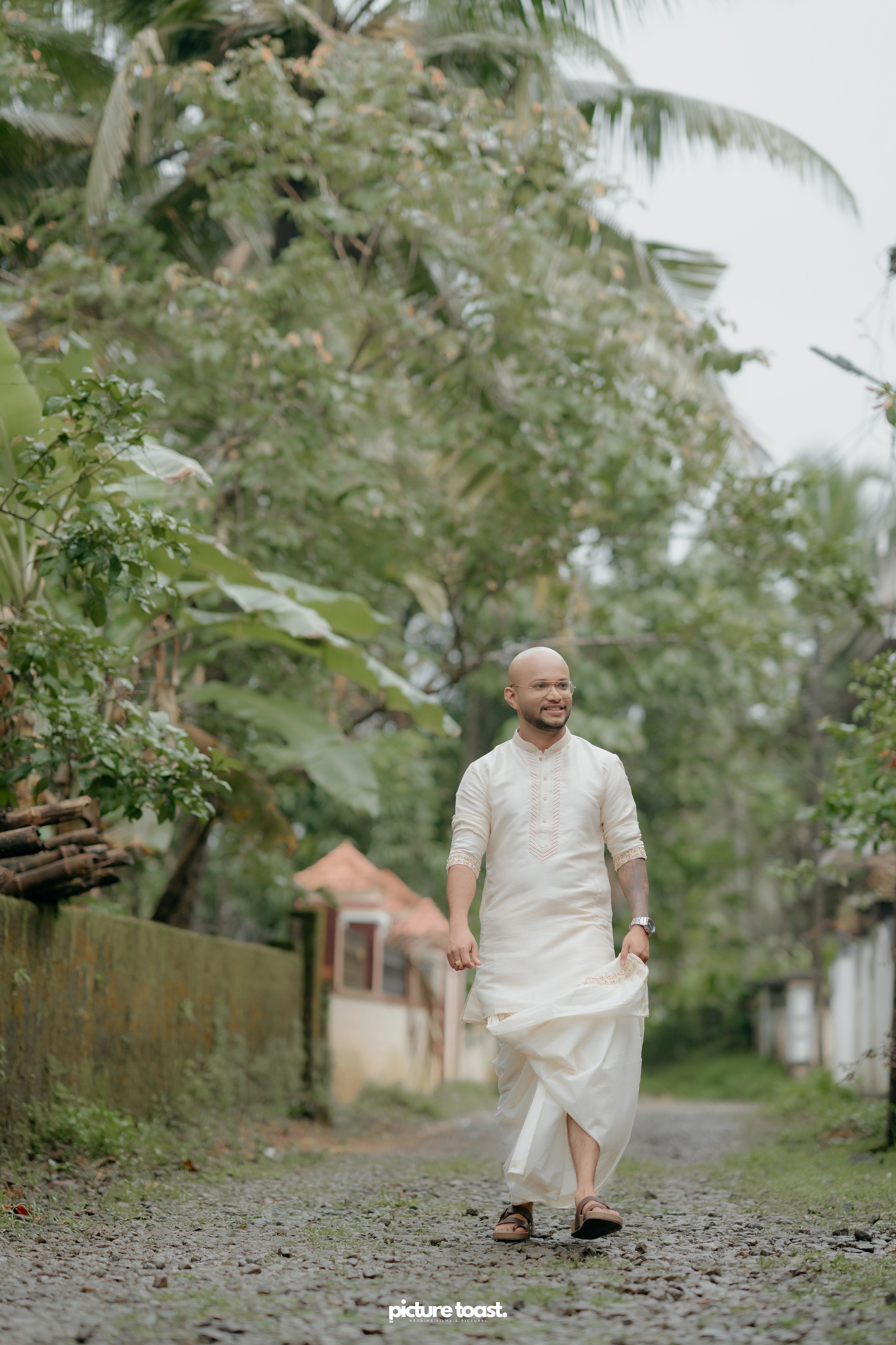 Traditional Kerala Hindu Wedding Ft. Anusree & Vishnu. Fine art Wedding Photographers in India & Canada