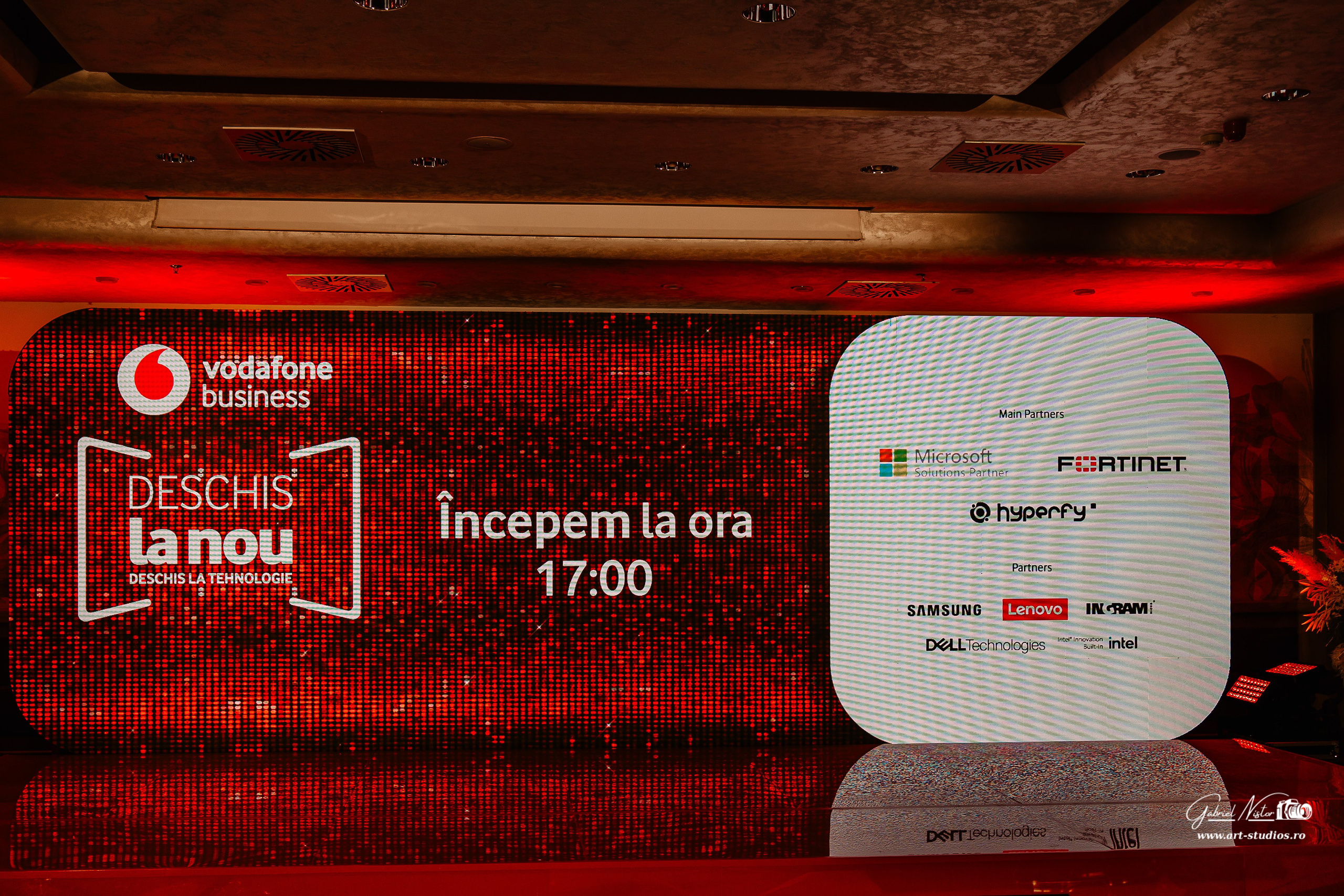 Vodafone - Deschis la Nou. Gabriel Nistor Art-Studios — Photographer / Videographer Iasi